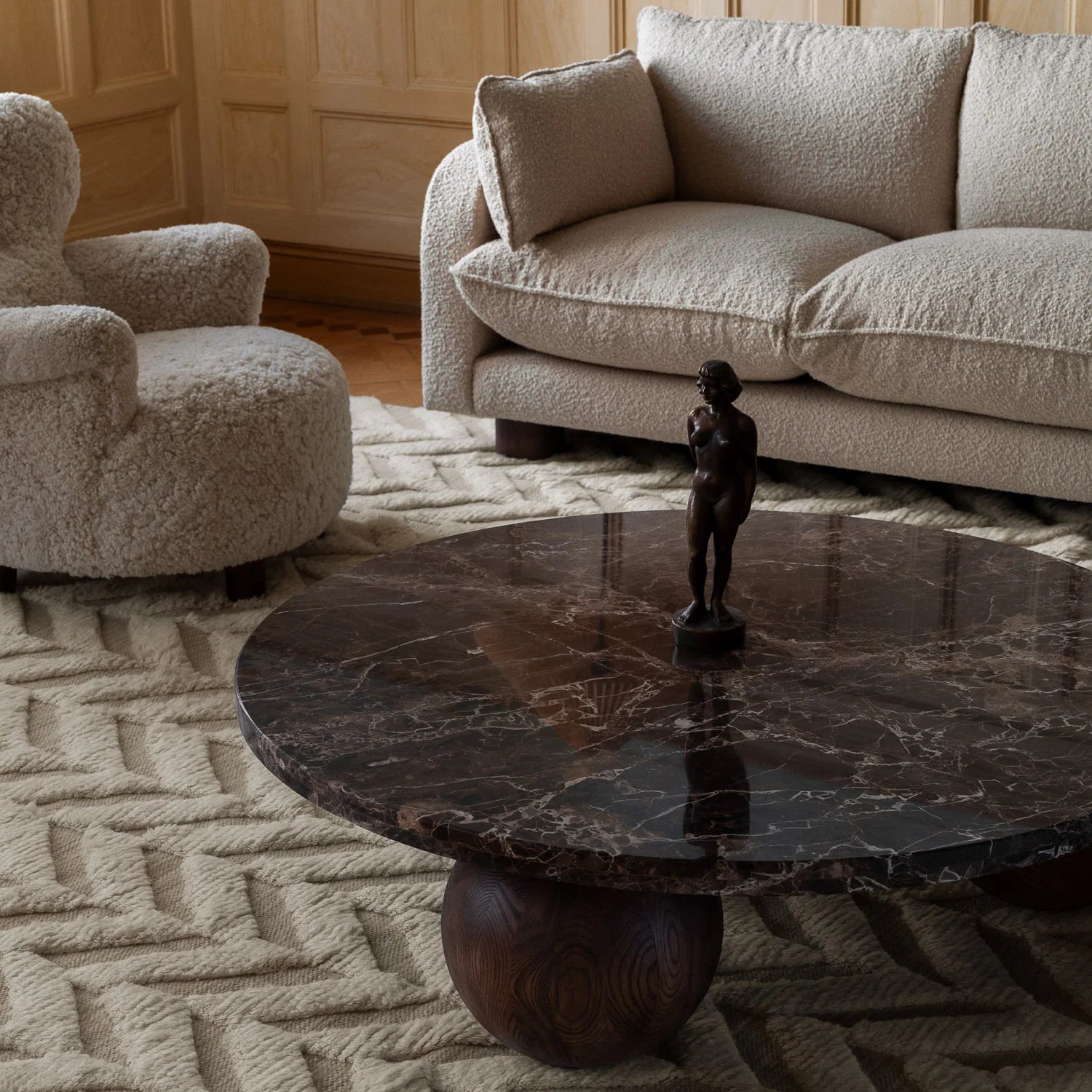 Runder Couchtisch SPHERE aus Emperador-Marmor mit Eschenbasis
