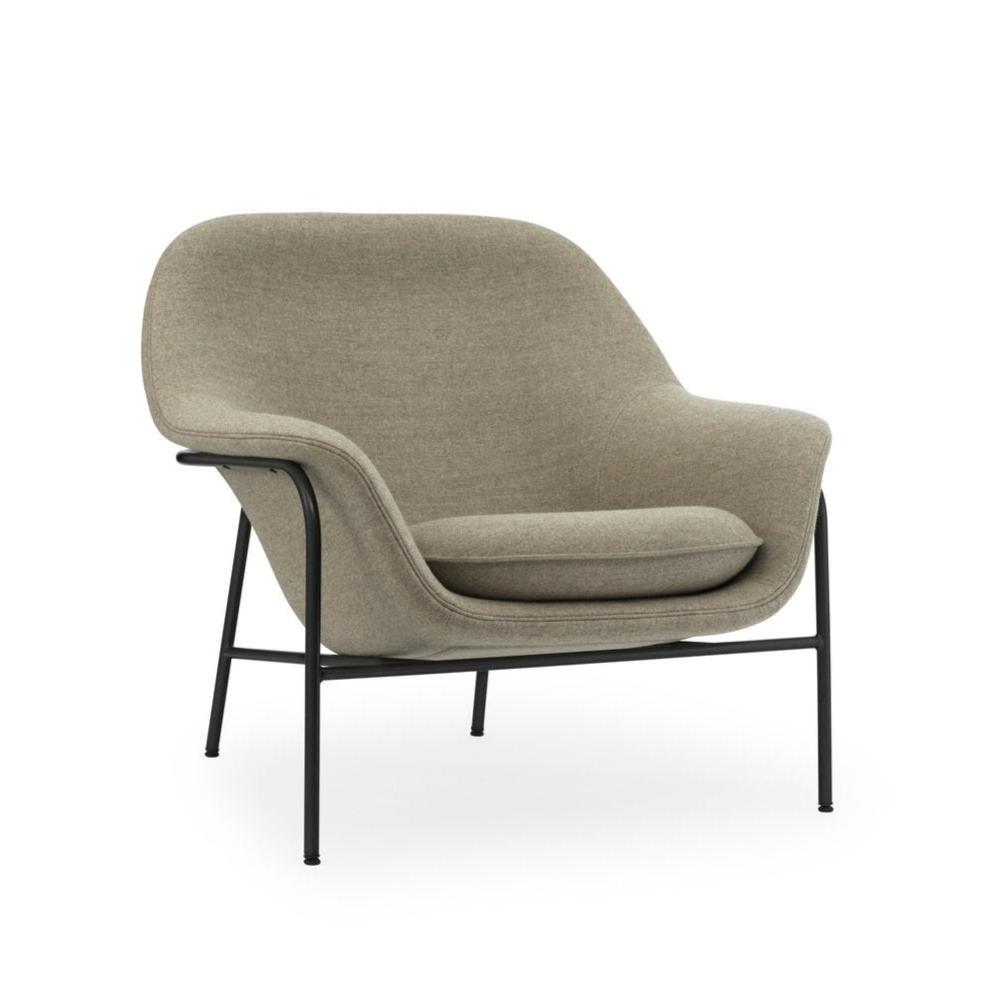 Fotel DRAPE LOW z czarną metalową podstawą