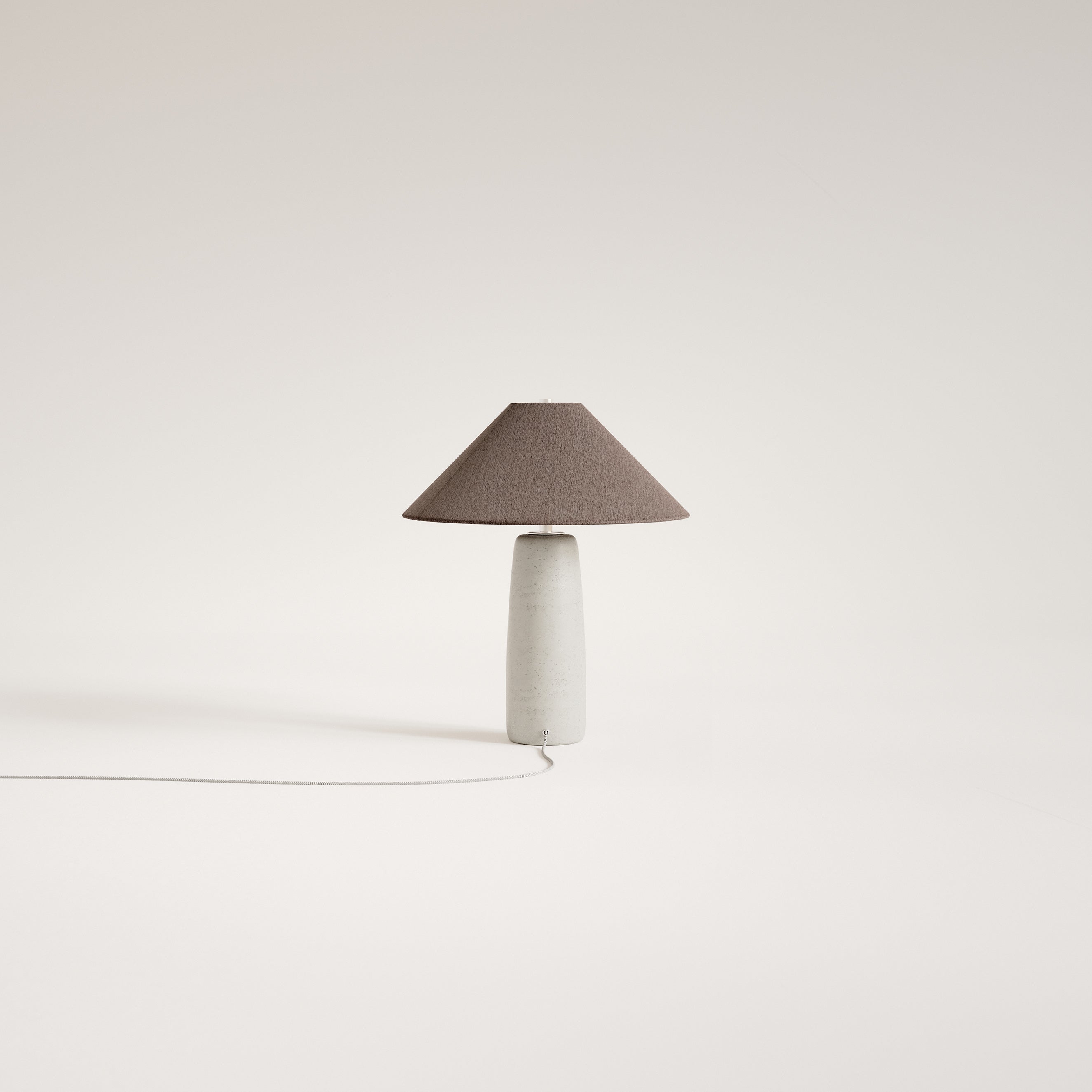 Tischlampe BATON aus Beton mit braunem Schirm