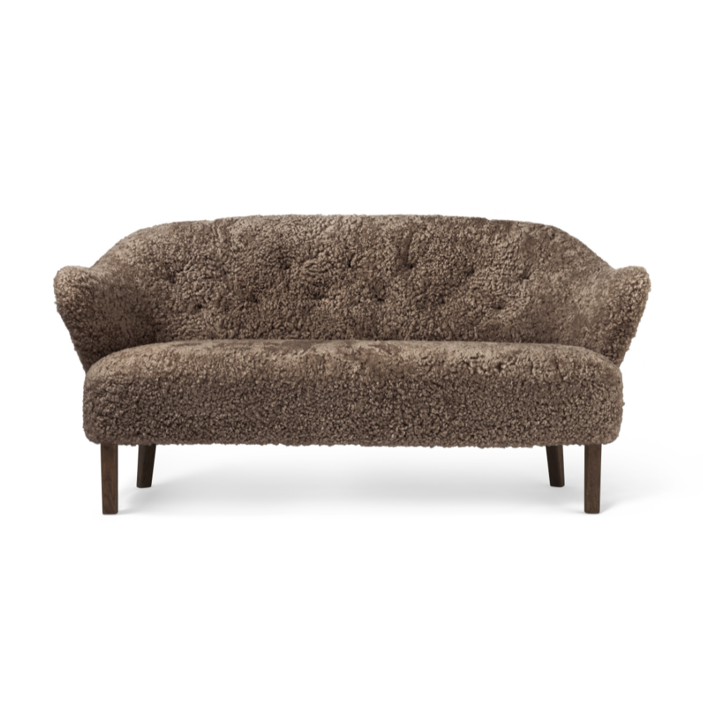 Sofa INGEBORG brązowa skóra owcza z ciemną dębową podstawą