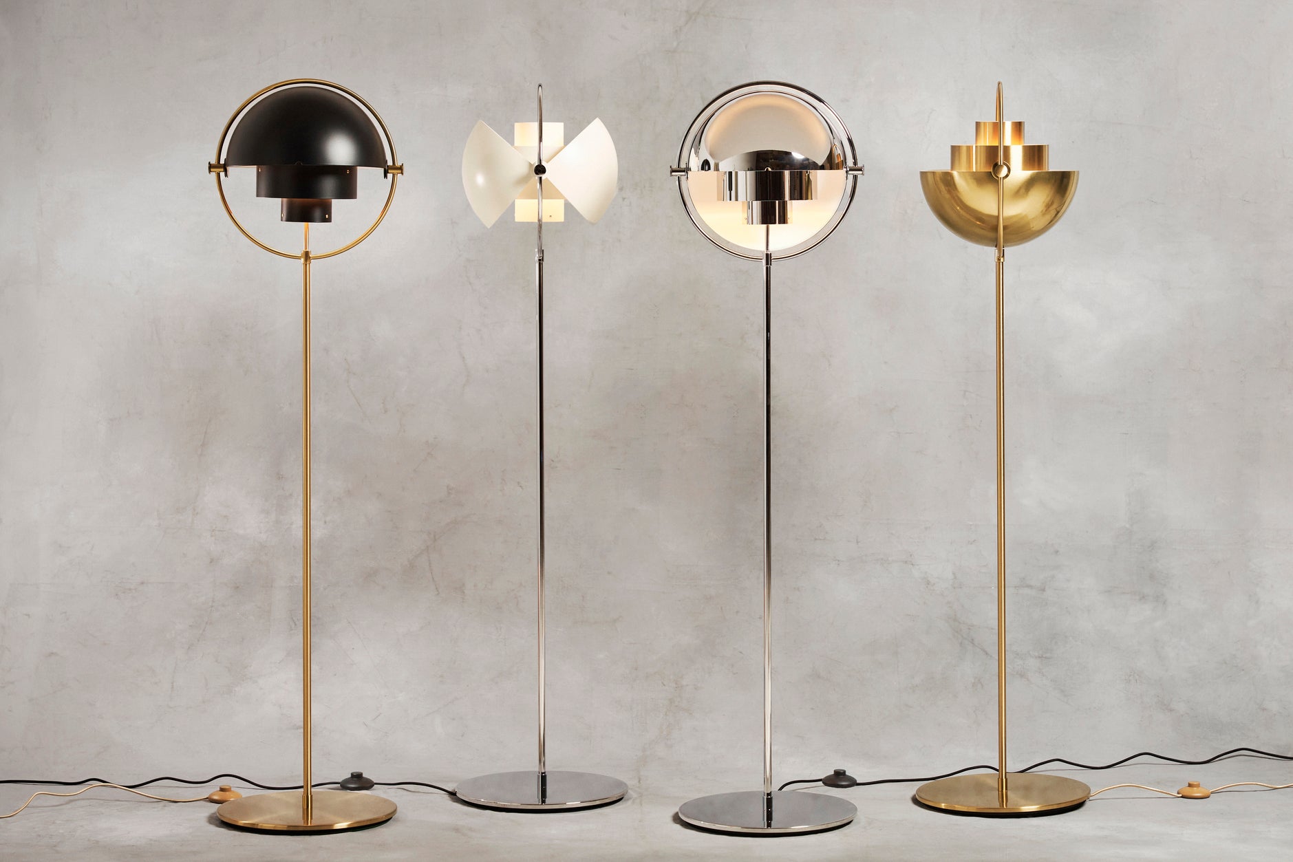 Lampa podłogowa MULTI-LITE czarny z mosiężną podstawą