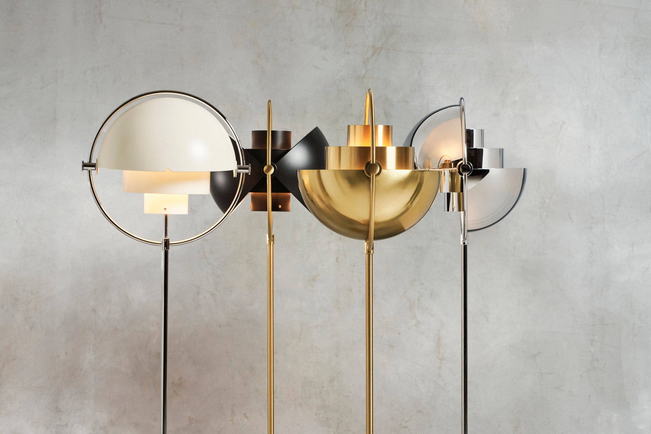 Lampa podłogowa MULTI-LITE czarny z mosiężną podstawą