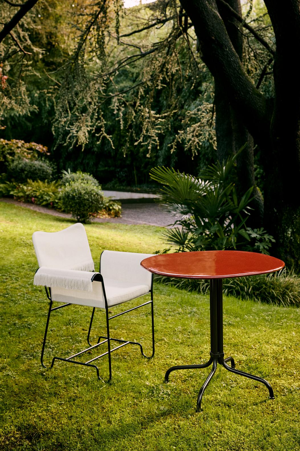 TROPIQUE garden chair beige with a black steel base