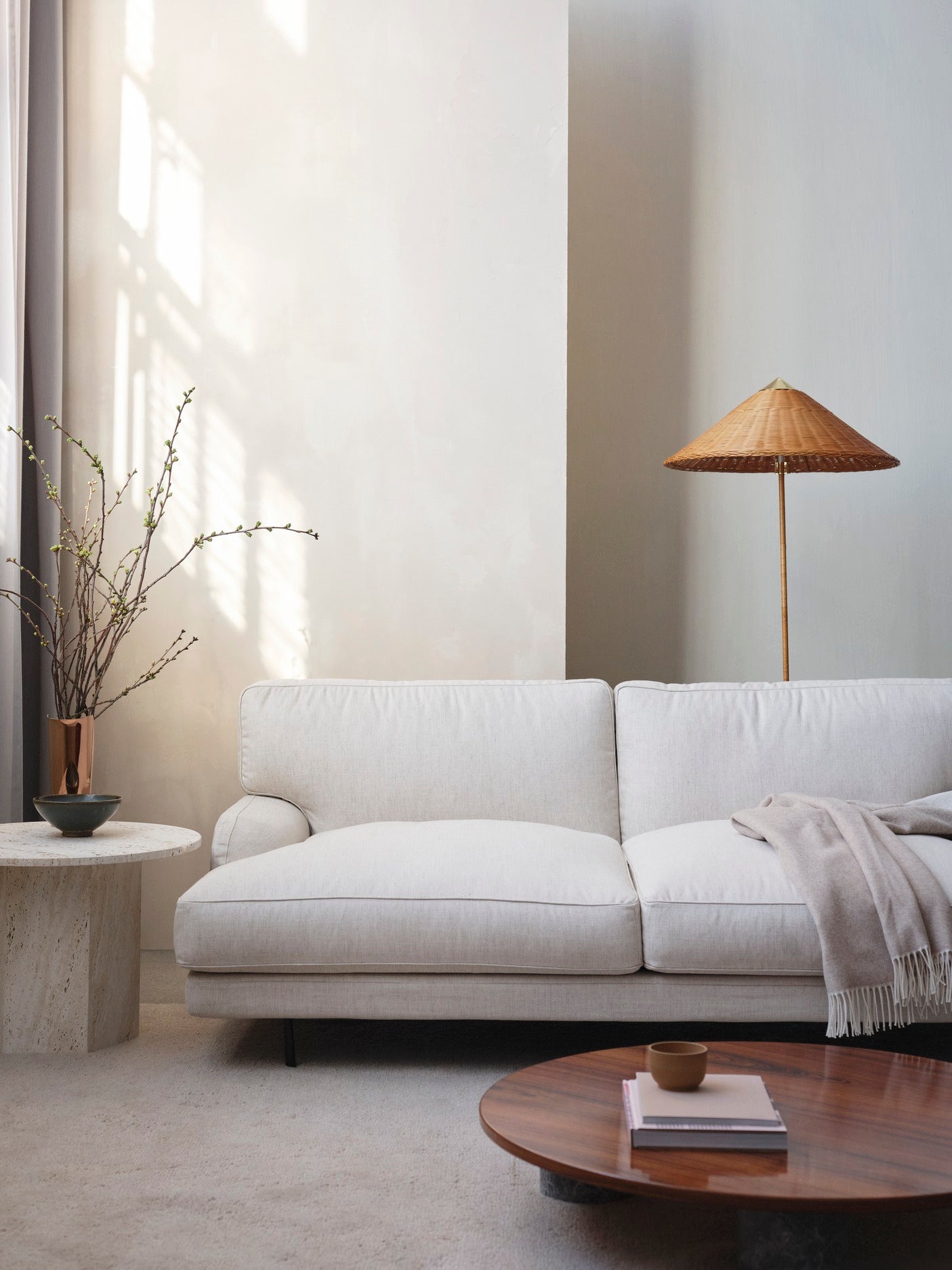 Sofa 2-osobowa FLANEUR tapicerowana z mosiężną podstawą