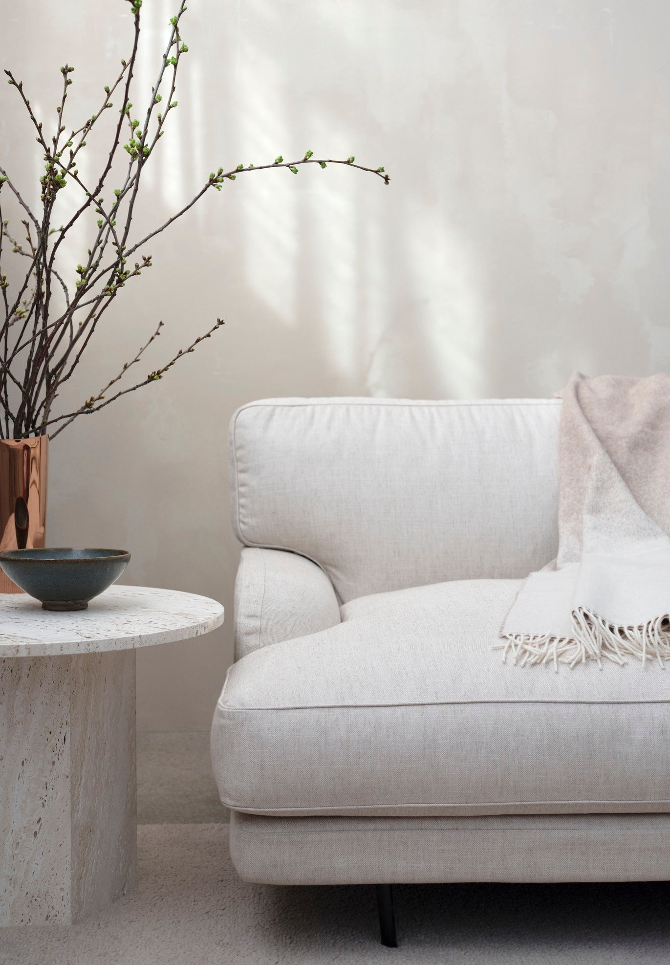 Sofa 2-osobowa FLANEUR tapicerowana z mosiężną podstawą