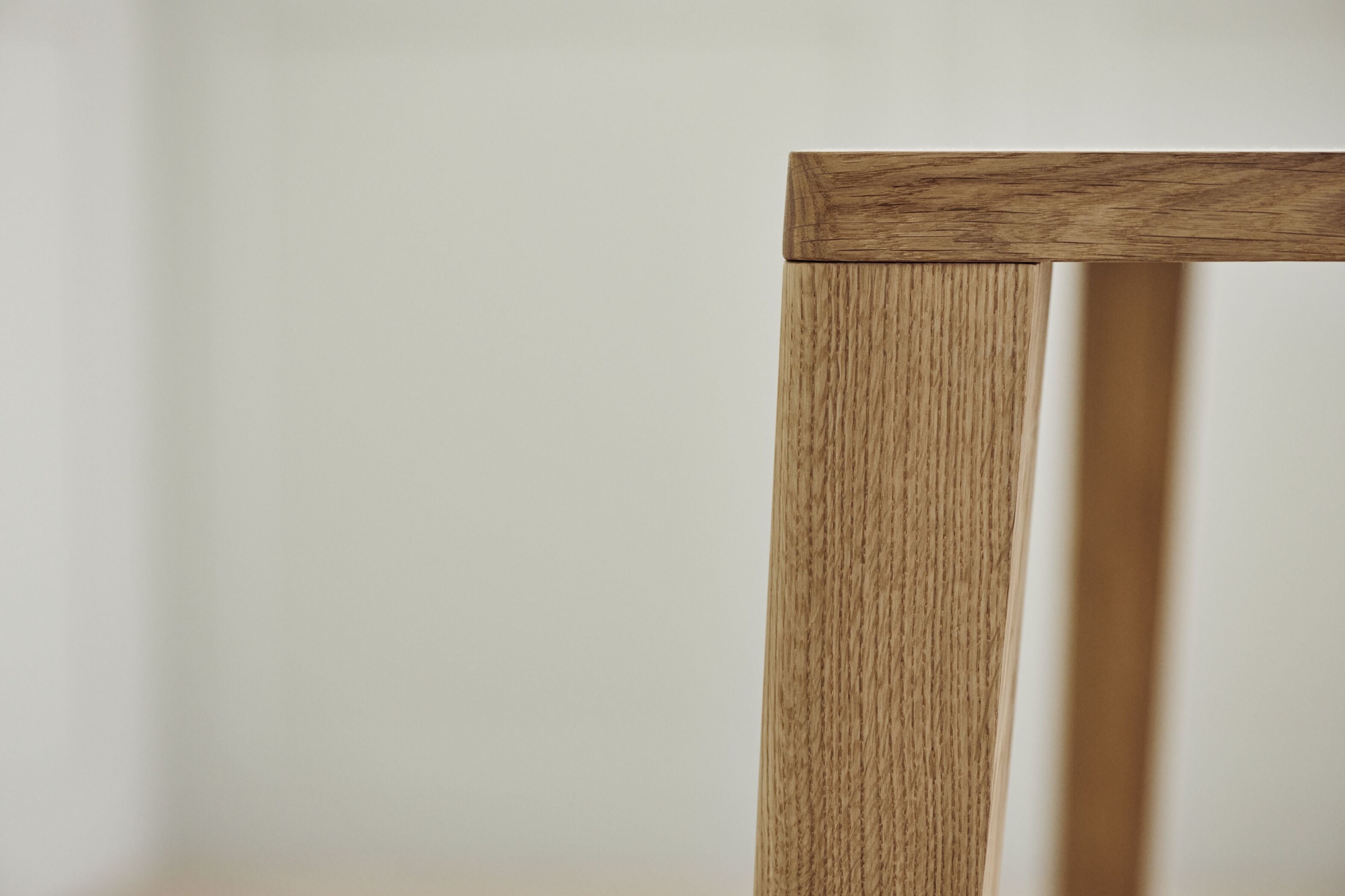 Graceful table oak wood