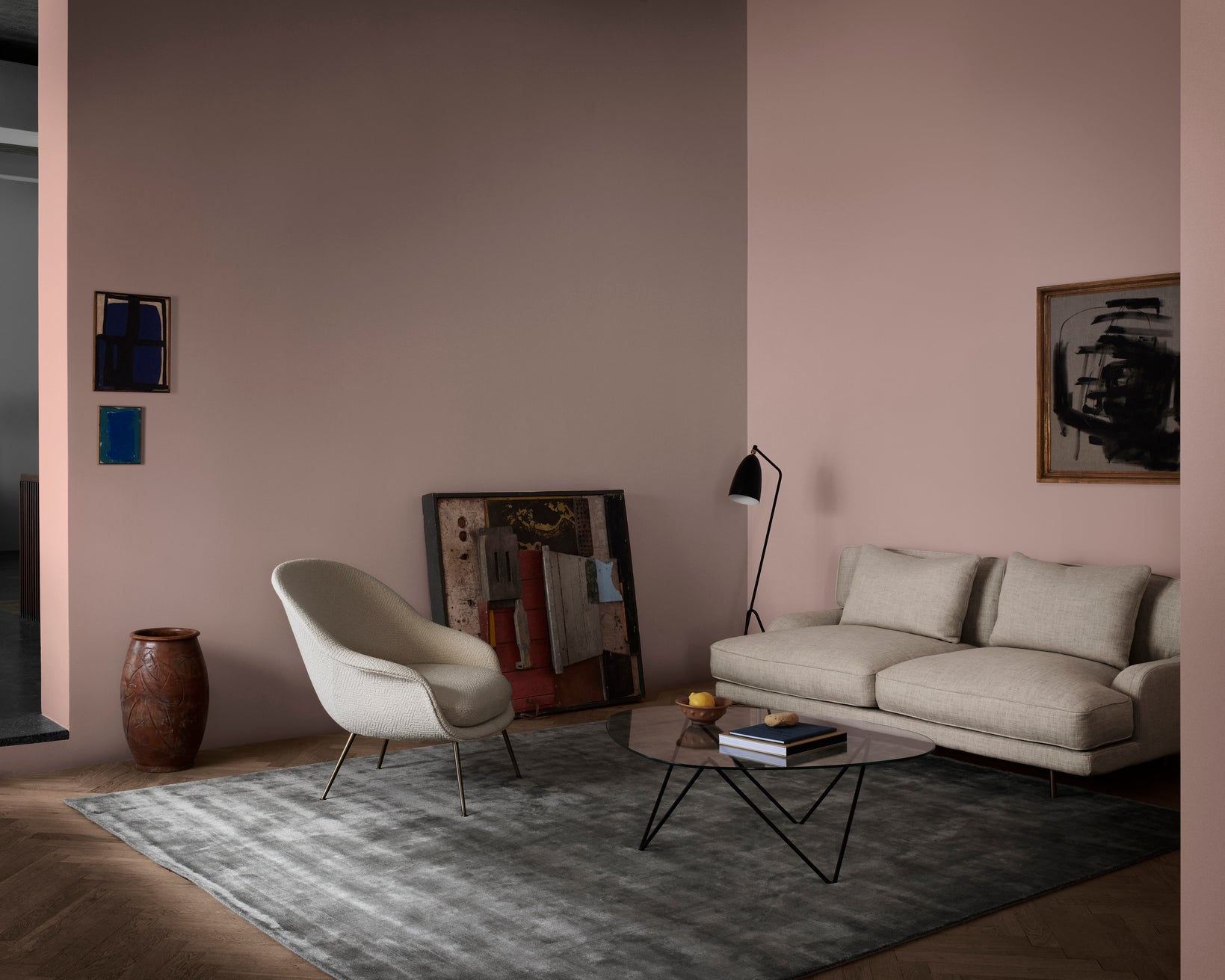 Sofa 2-osobowa FLANEUR tapicerowana z mosiężną podstawą