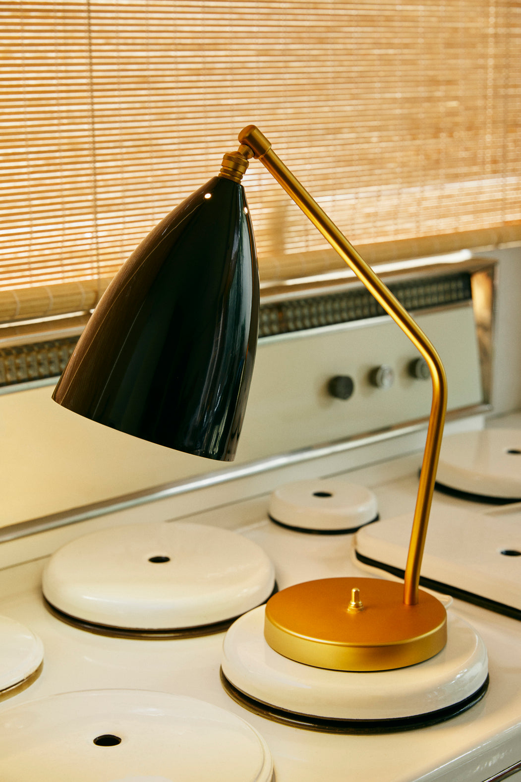 Lampa stołowa GRÄSHOPPA szary klosz ze złotą podstawą