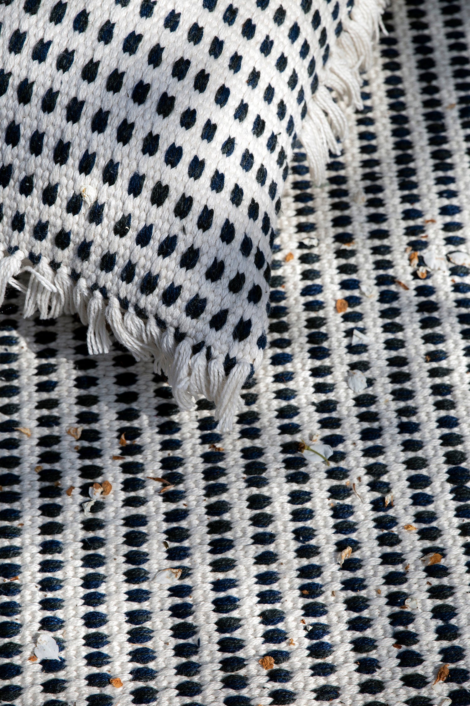 Dekokissen WAY gebrochenes Weiß mit blauen Punkten