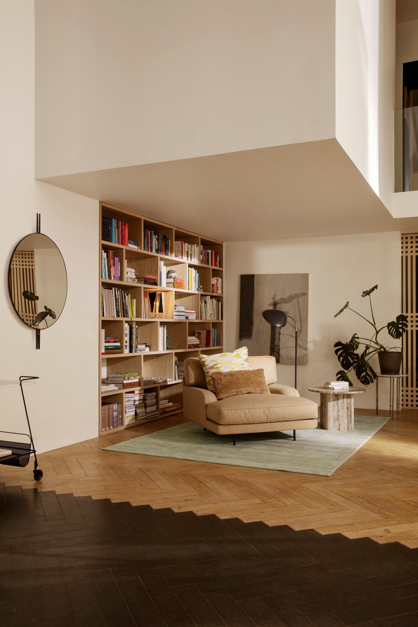 Fotel FLANEUR tapicerowany z mosiężną podstawą