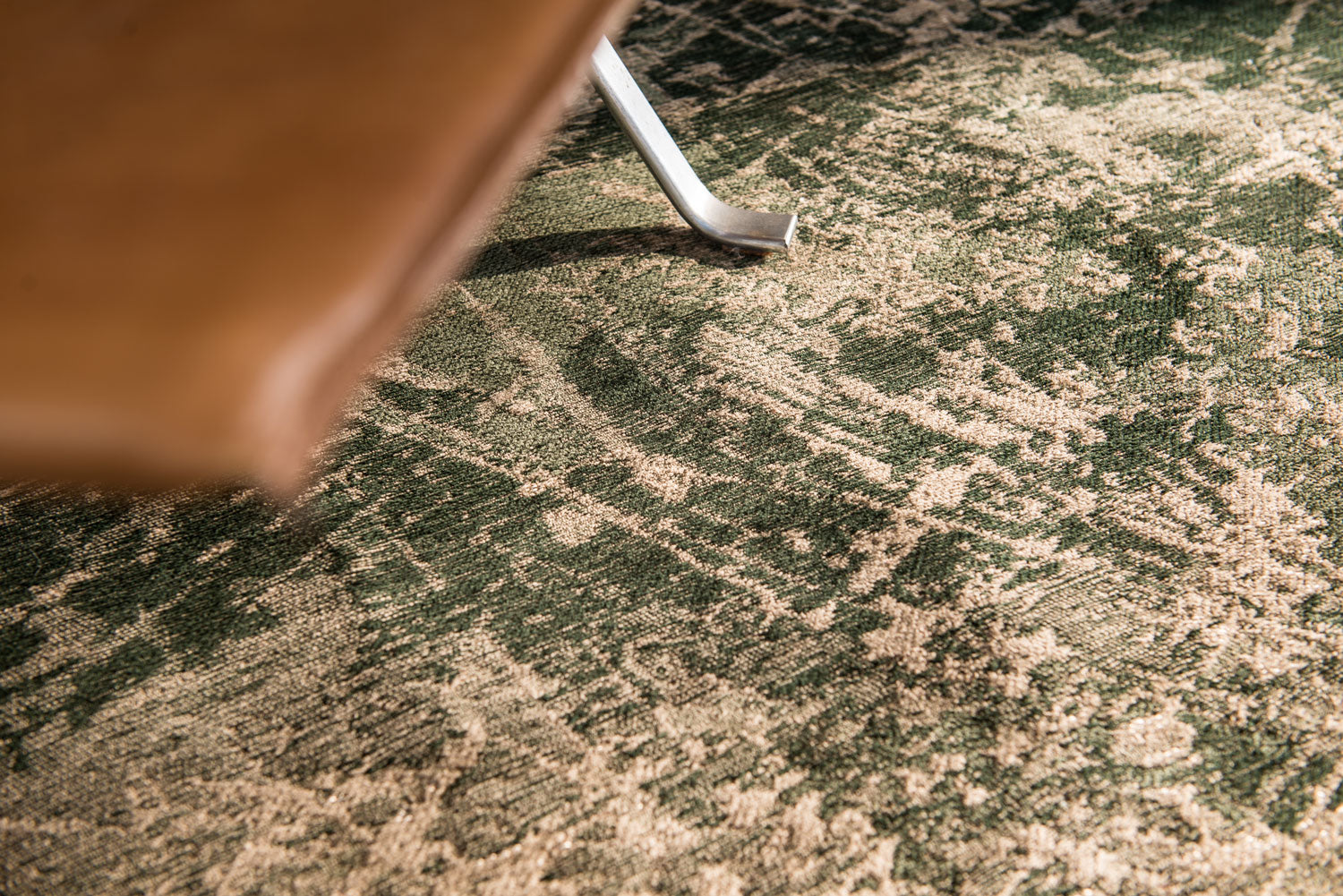 Cracks Dark Pine Round Carpet Green
