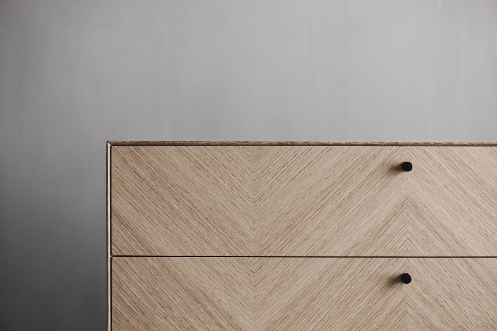 Komoda LUXE drewno dębowe z szarą podstawą