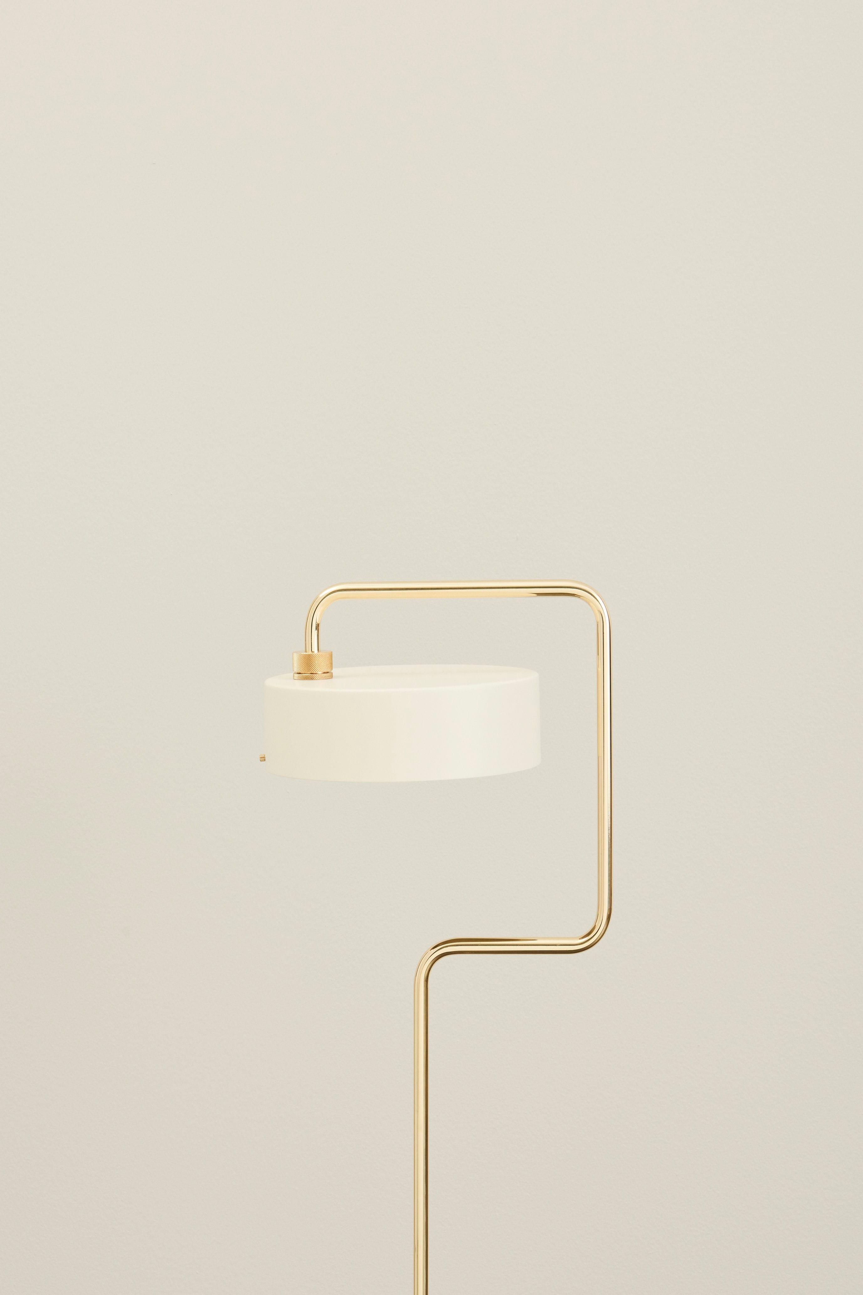 Lampa podłogowa do czytania PETITE MACHINE złamana biel ze złotym