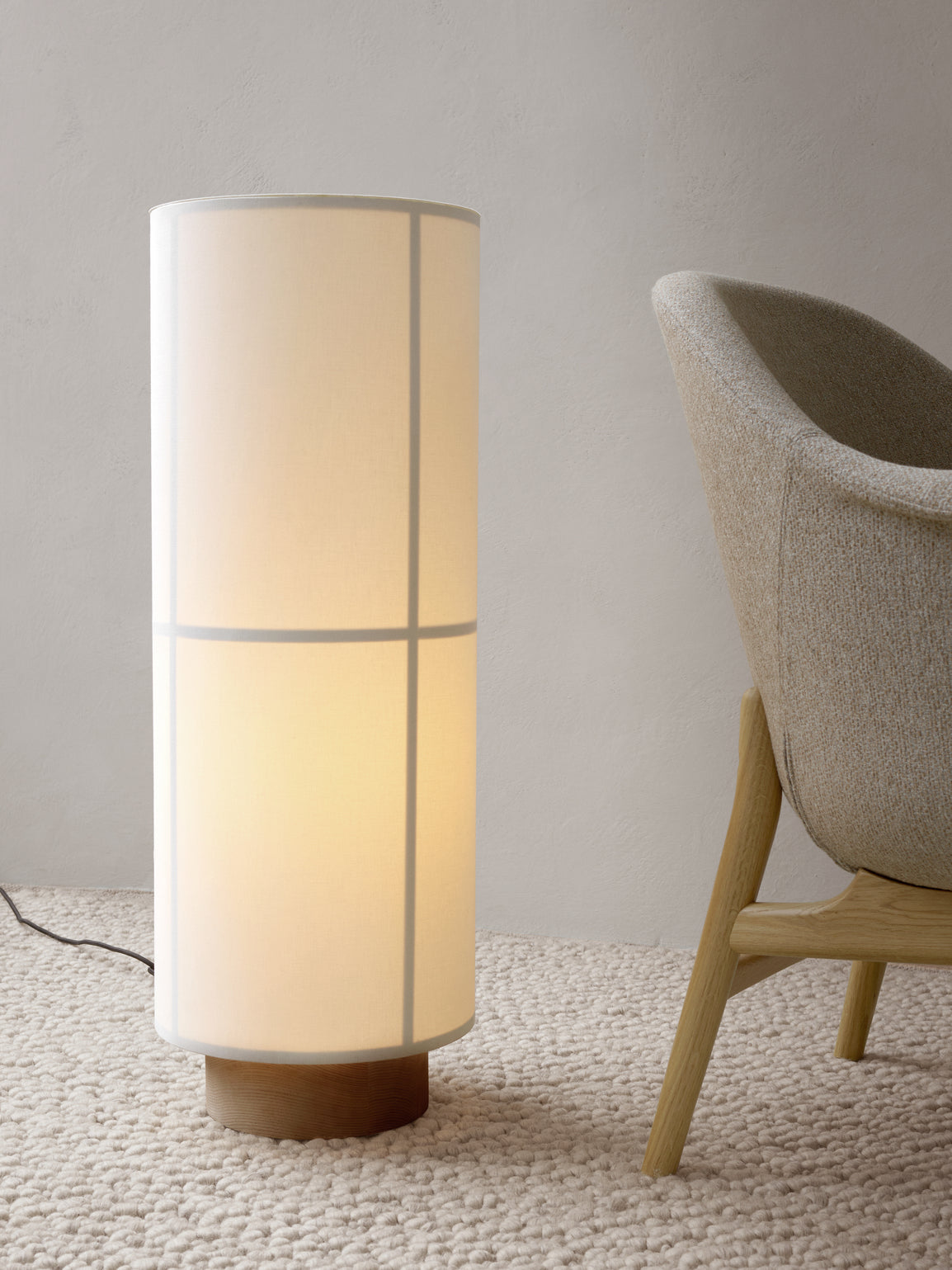 Lampa podłogowa HASHIRA len z jesionową podstawą