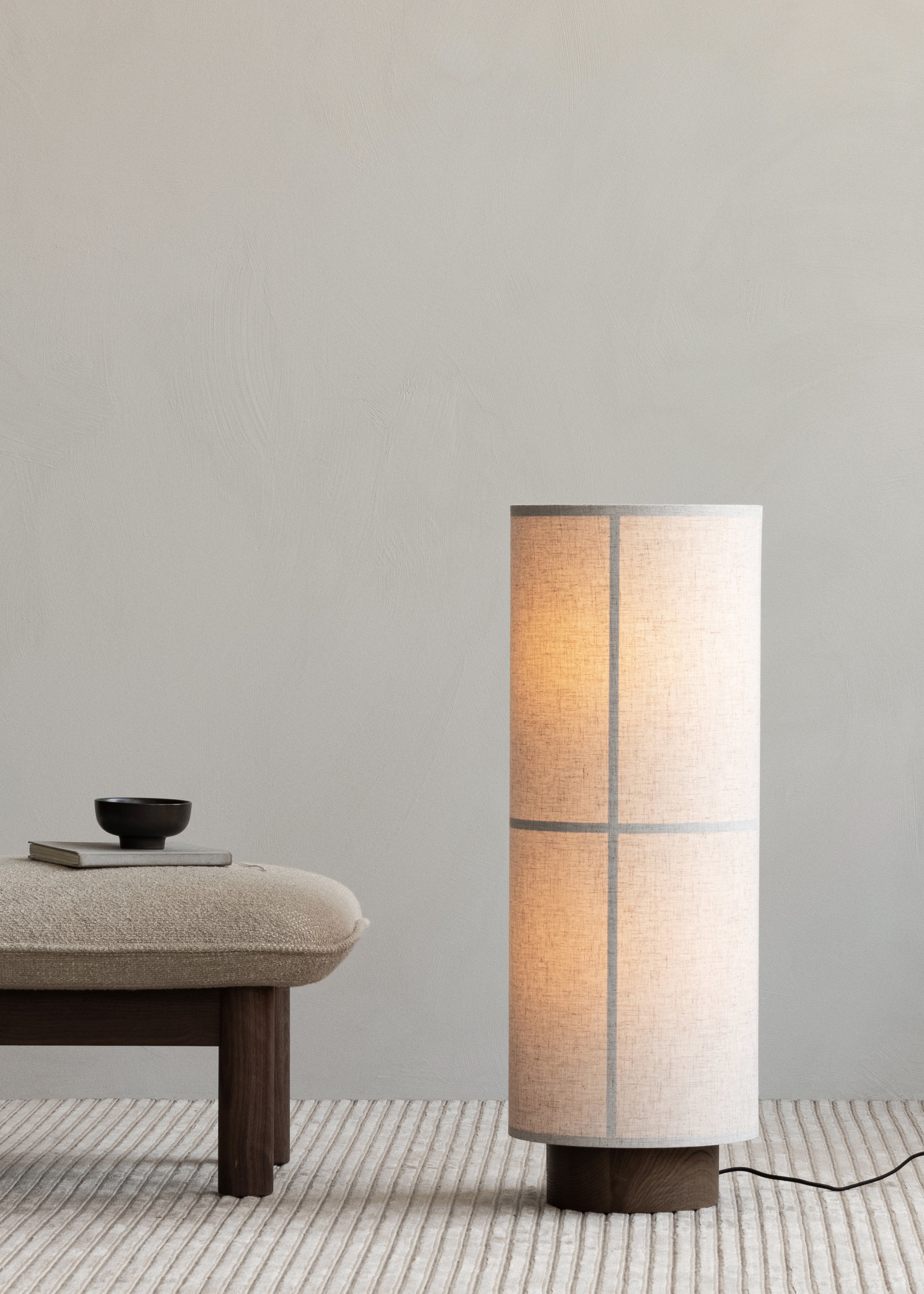 Lampa podłogowa HASHIRA len z jesionową podstawą