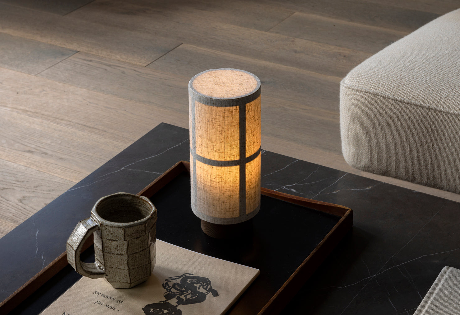 Tragbare Lampe HASHIRA mit Eschenholzfuß