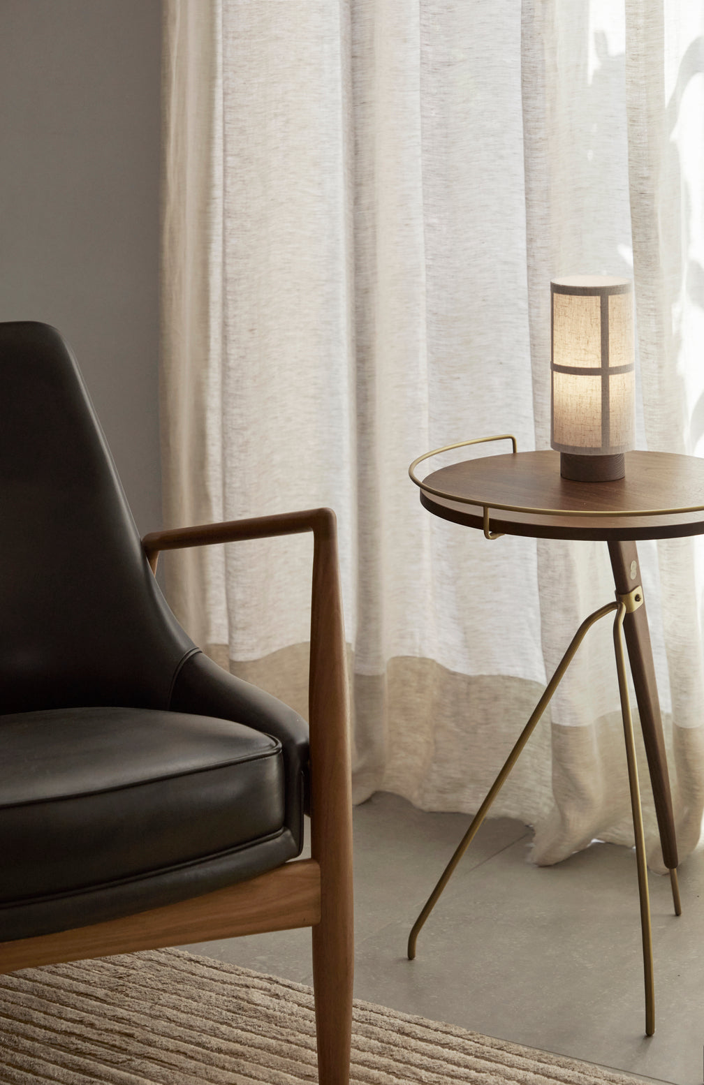 Tragbare Lampe HASHIRA mit Eschenholzfuß