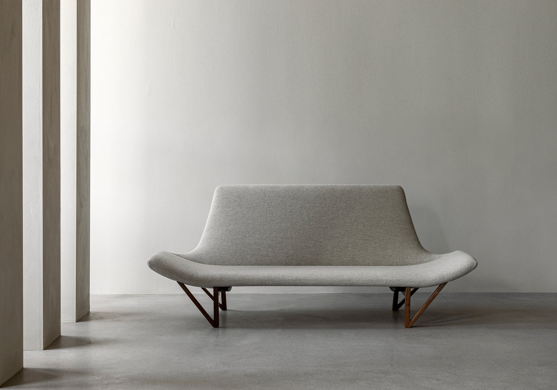 Sofa PAGODE musztardowy z dębową podstawą