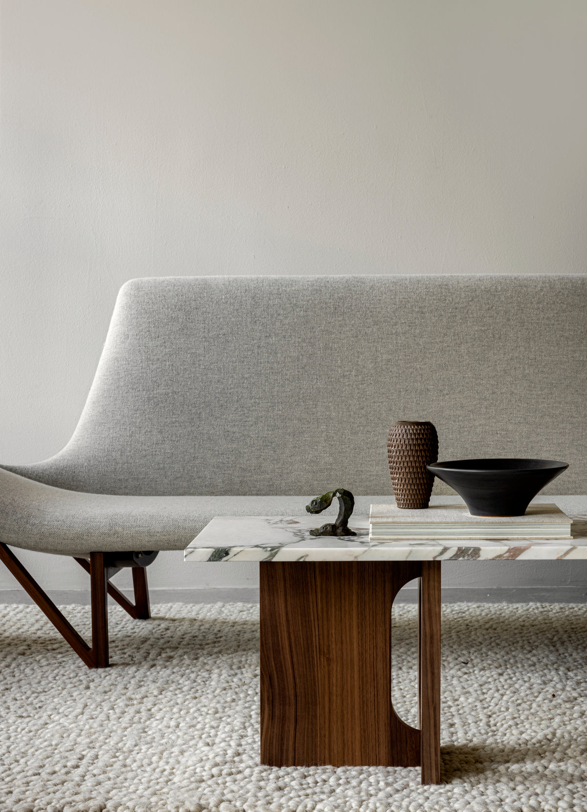 Sofa PAGODE musztardowy z dębową podstawą