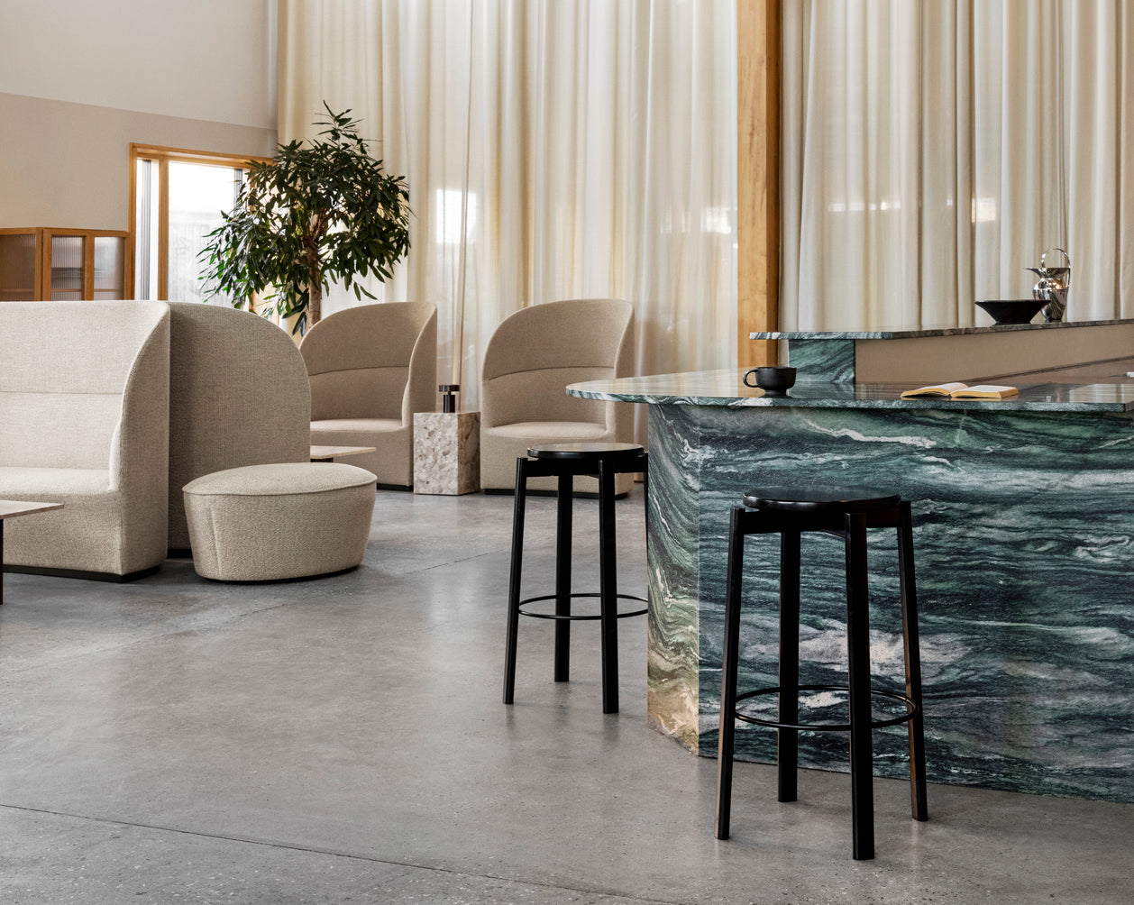 Fotel z wysokim oparciem TEAROOM kremowy