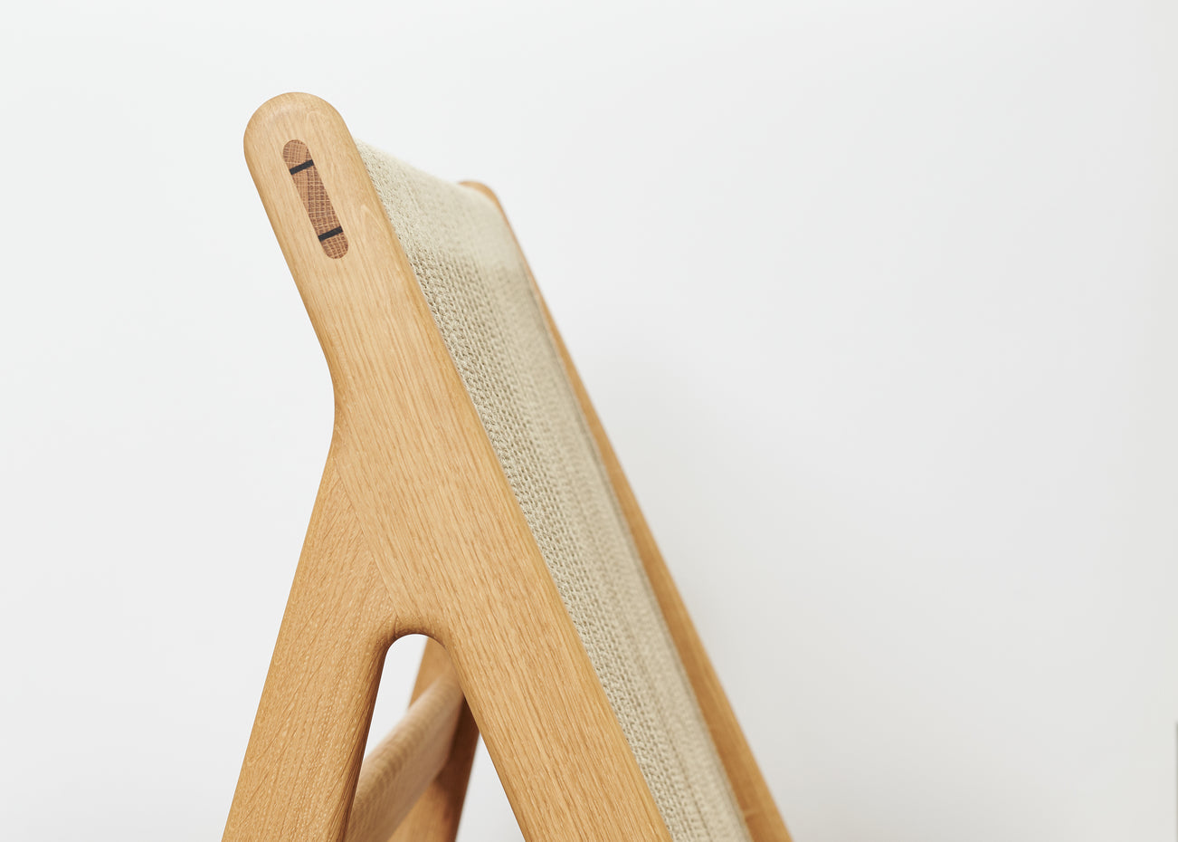MR01 armchair in oak wood and linen