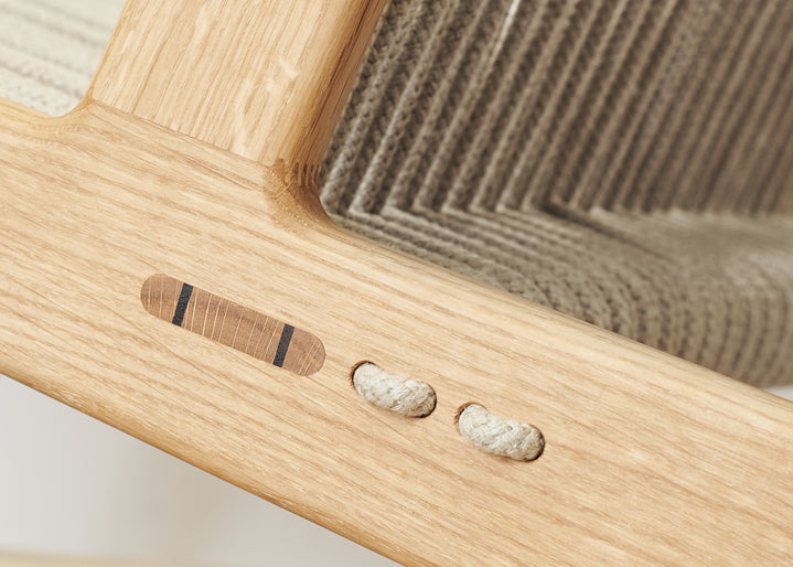 MR01 armchair in oak wood and linen