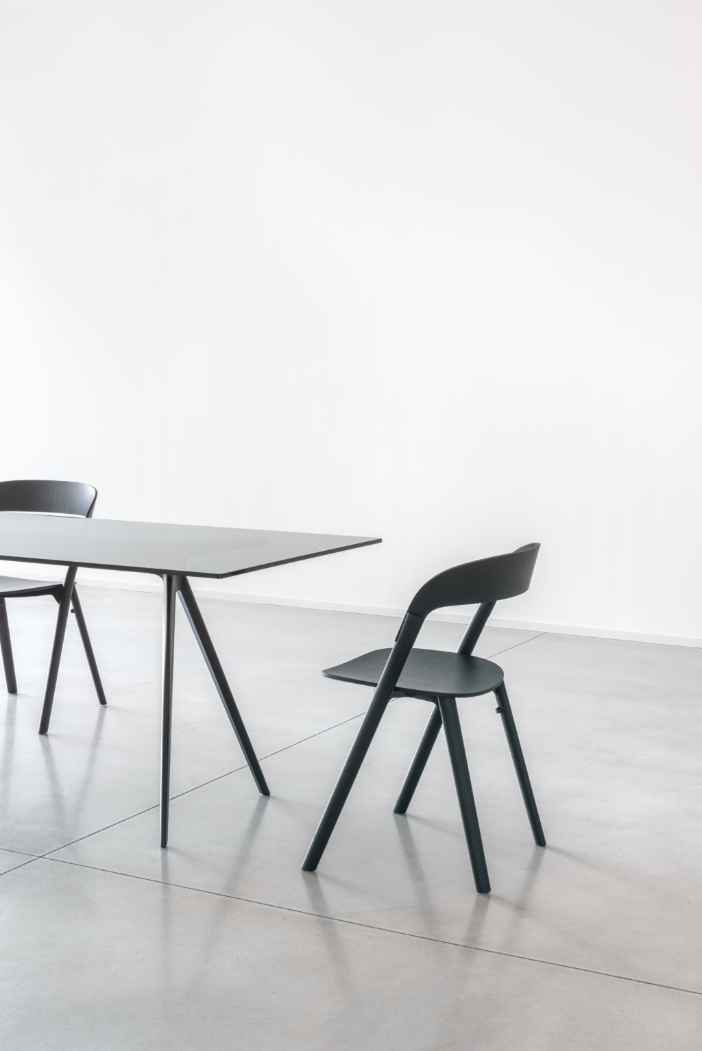 BAGUETTE table with a black aluminum base