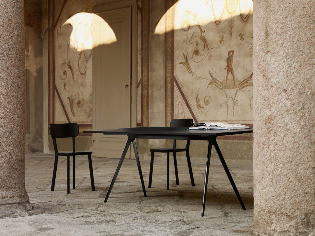BAGUETTE table with a black aluminum base