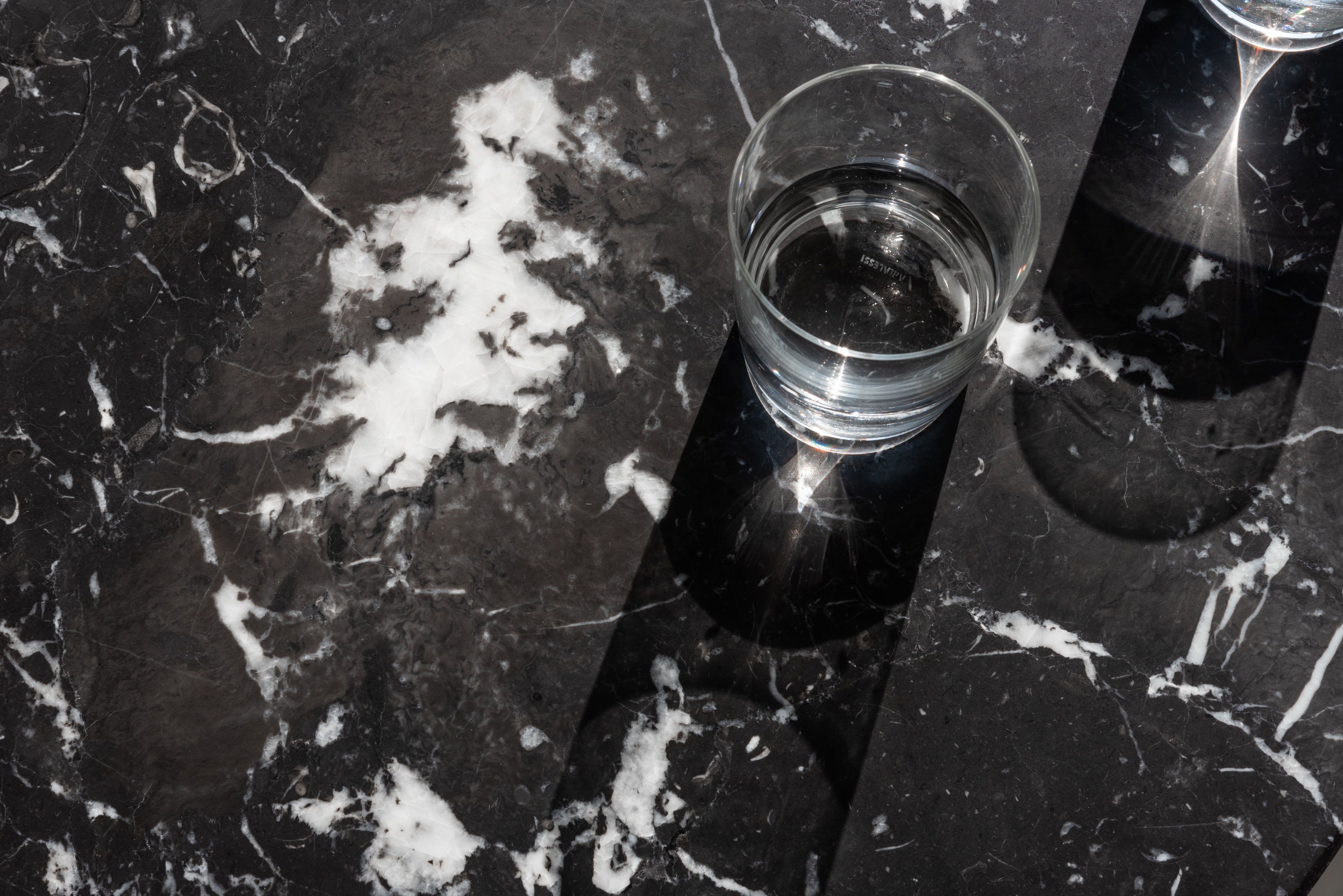 Stół okrągły BRUT czarny marmur z czerwoną podstawą