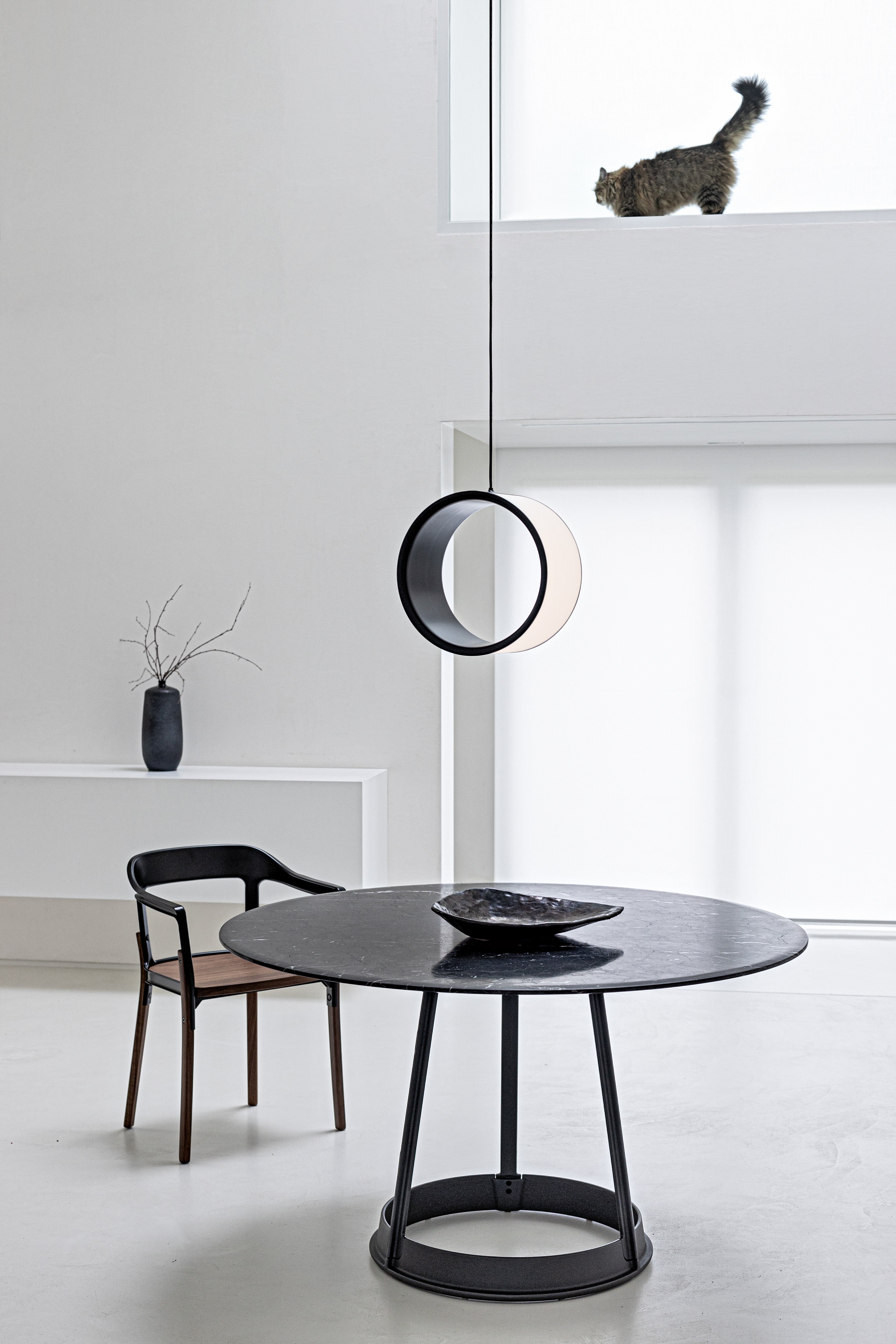 Round table BRUT black marble with red base