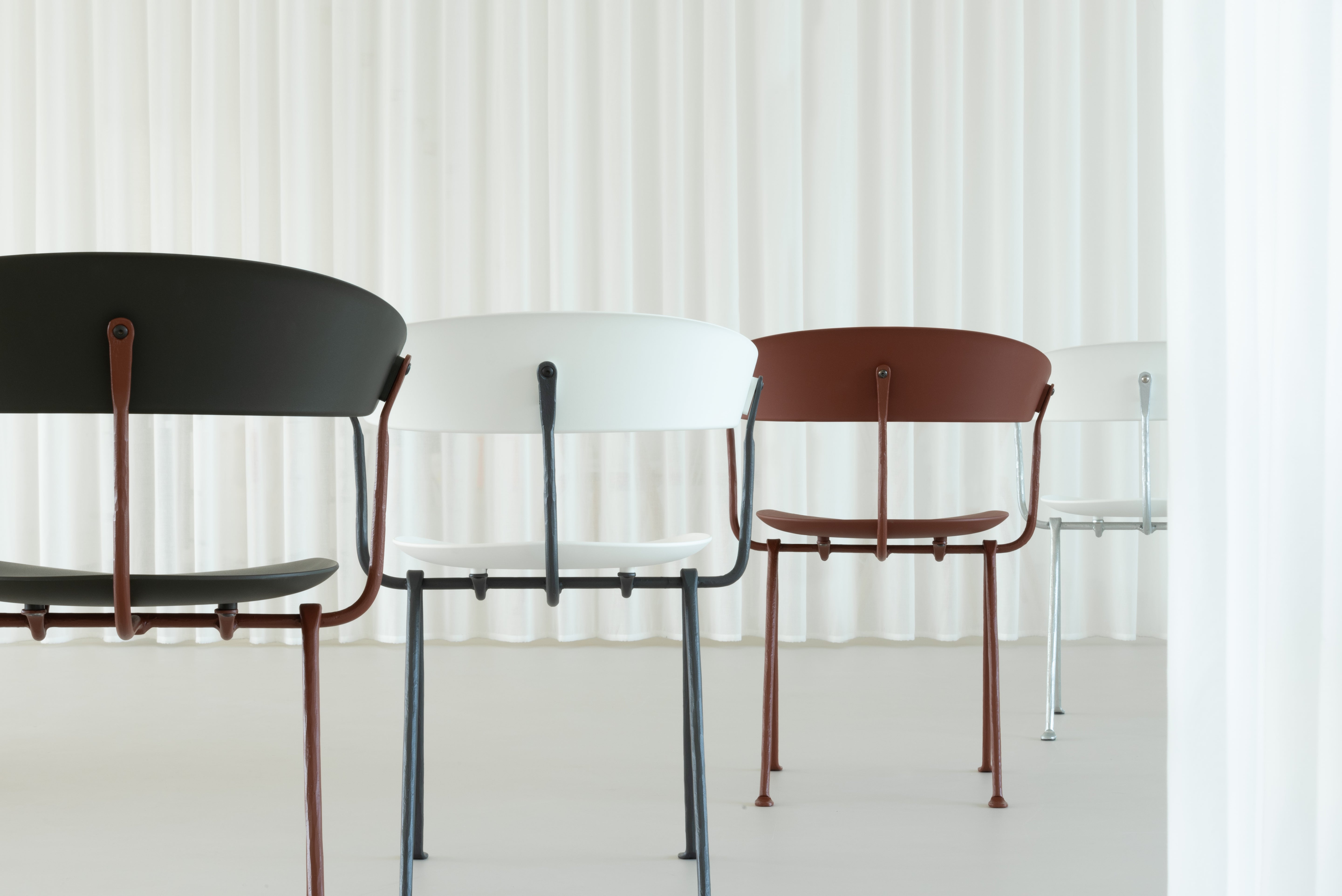 OFFICINA Stuhl braune Basis mit weißer Sitzfläche