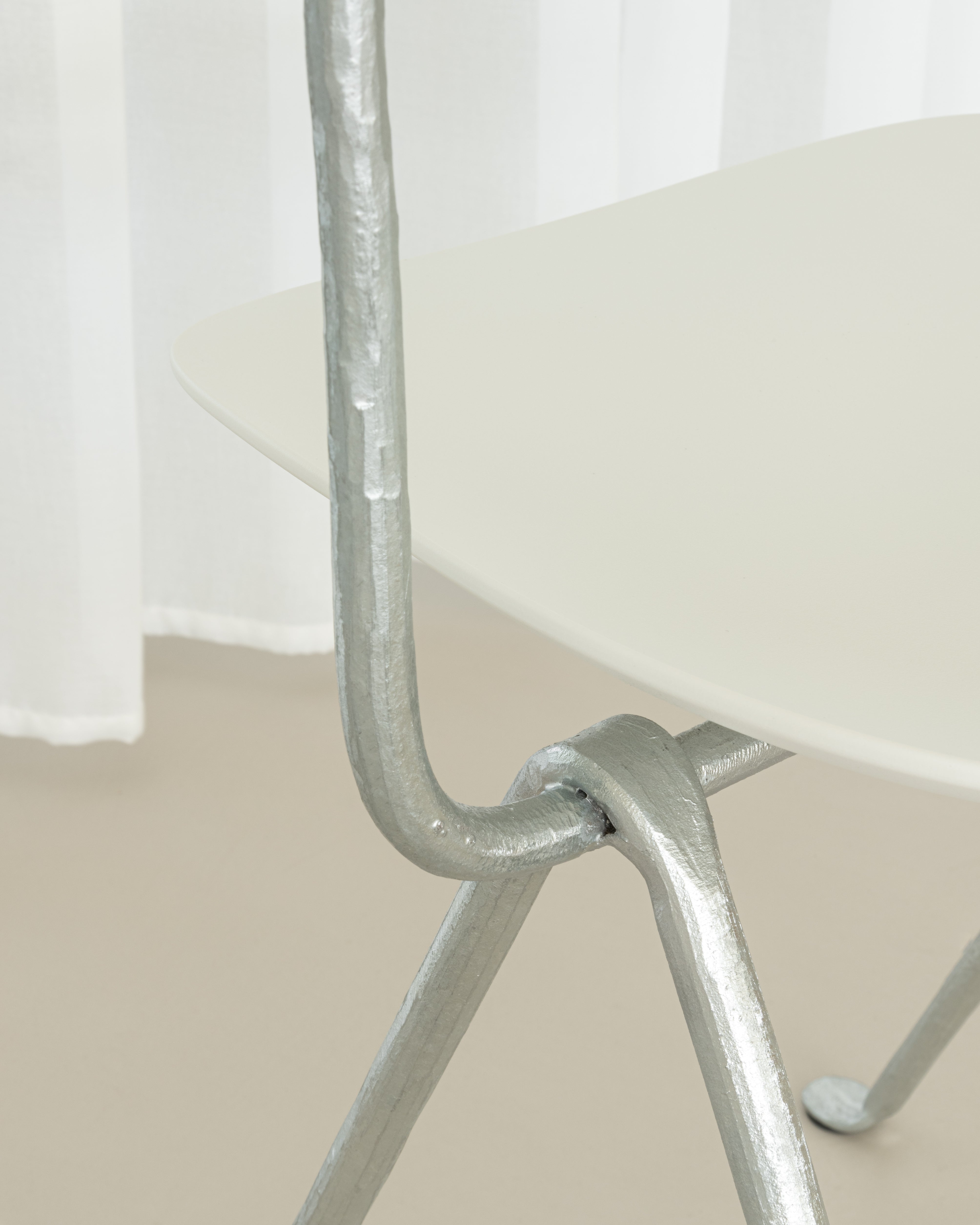 Krzesło OFFICINA metalowa podstawa z białym siedziskiem