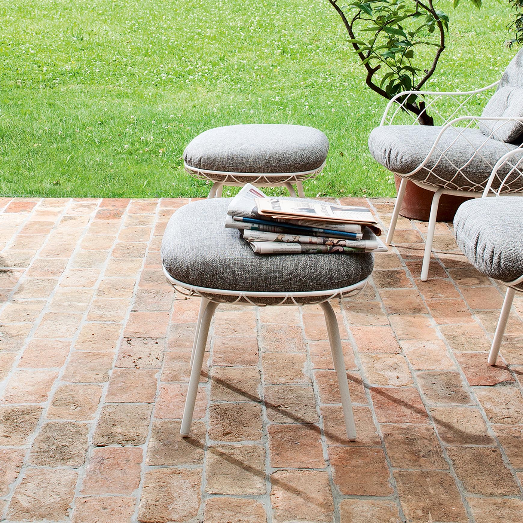 PIÑA Outdoor-Pouf grün mit schwarzem Sockel