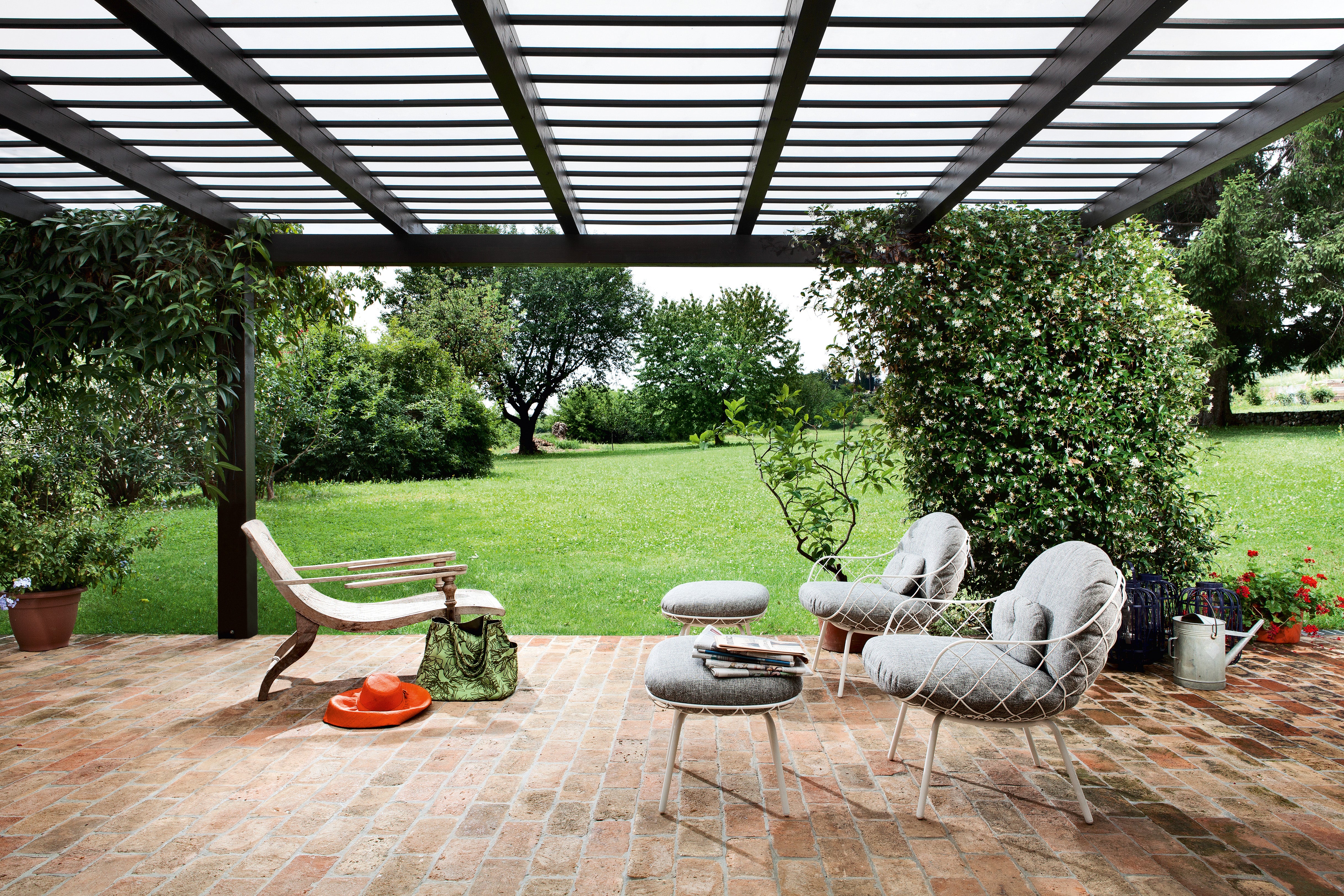 PIÑA Outdoor-Pouf grün mit schwarzem Sockel