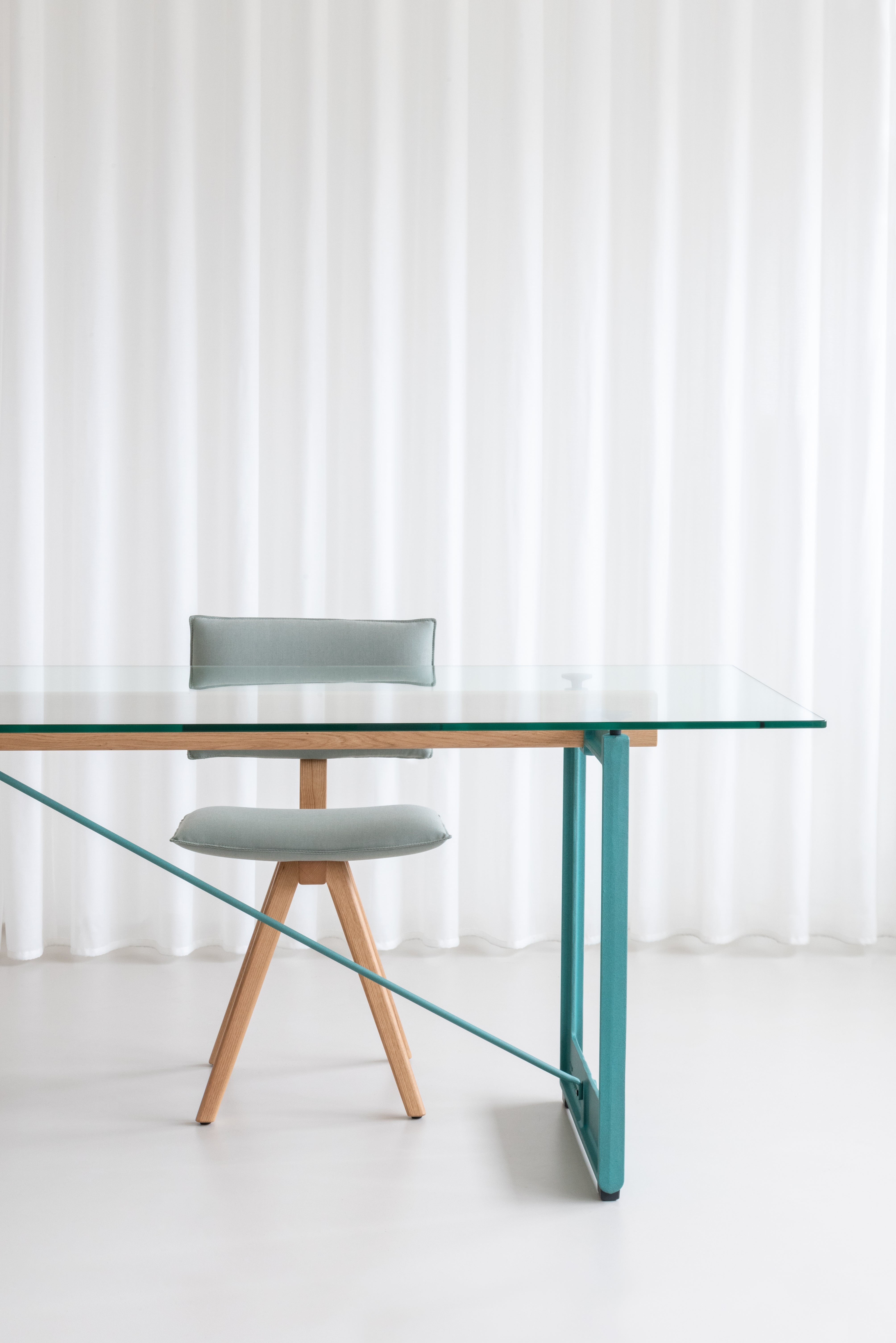 BRUT table with anthracite base