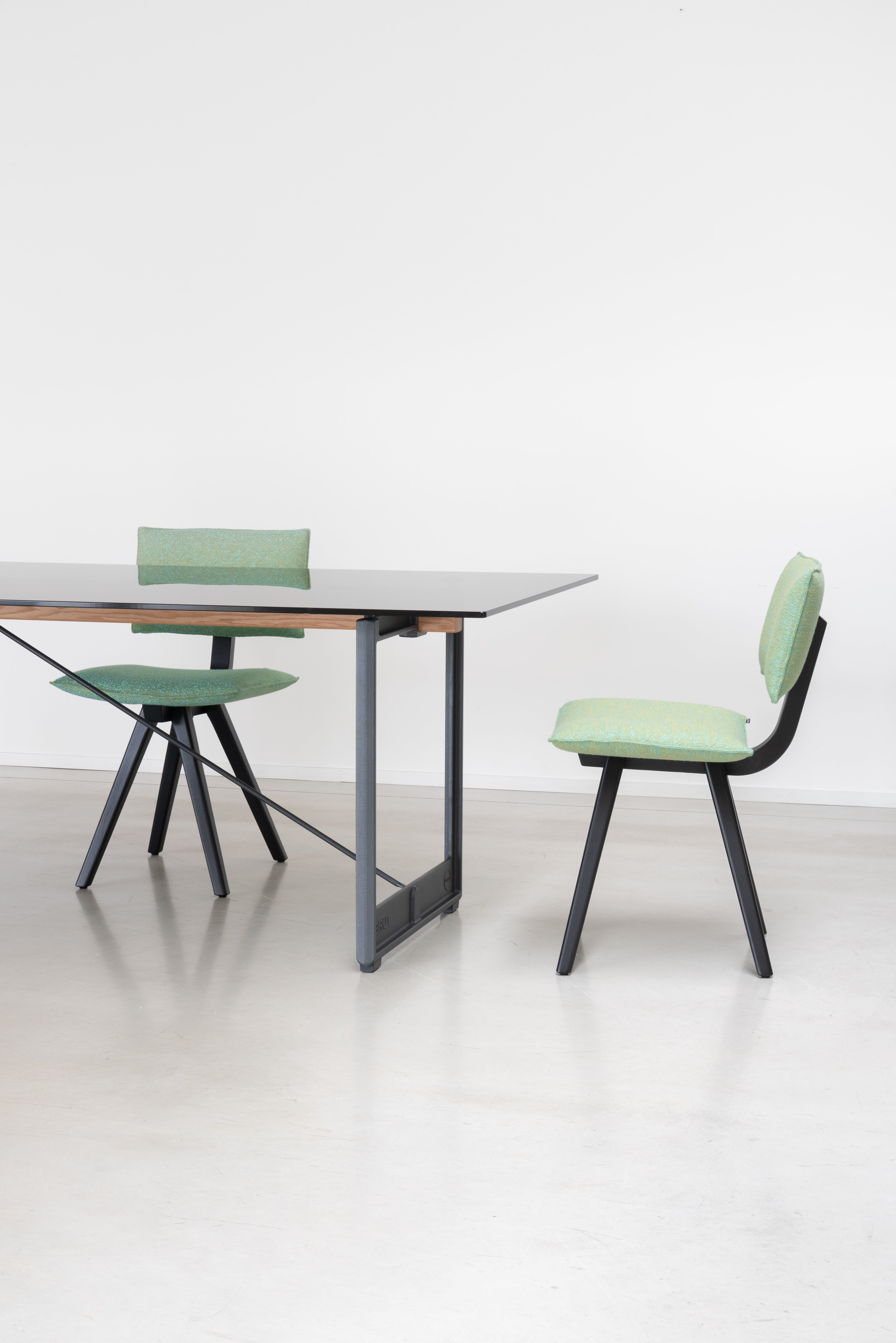 BRUT table with anthracite base