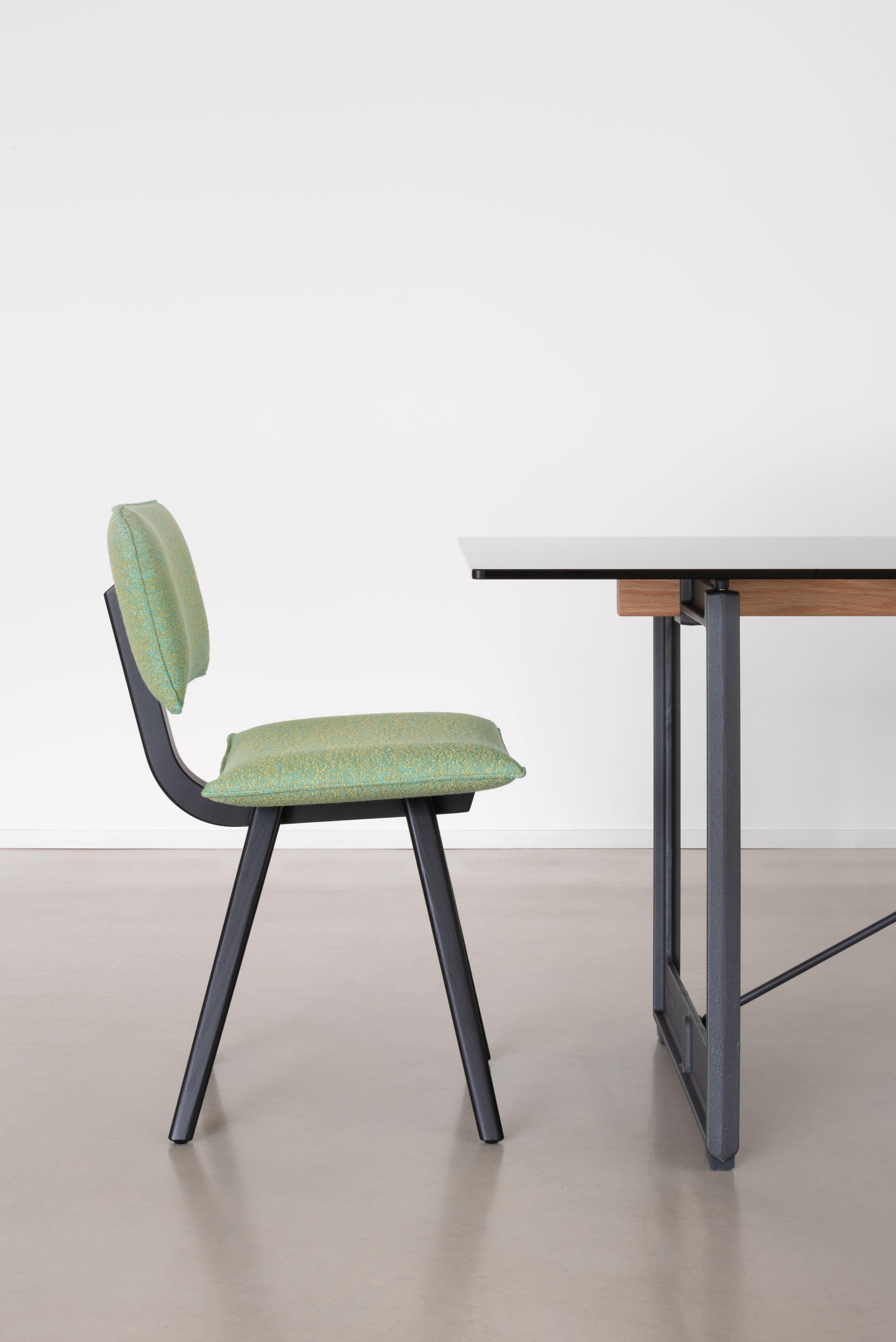 BRUT table with anthracite base