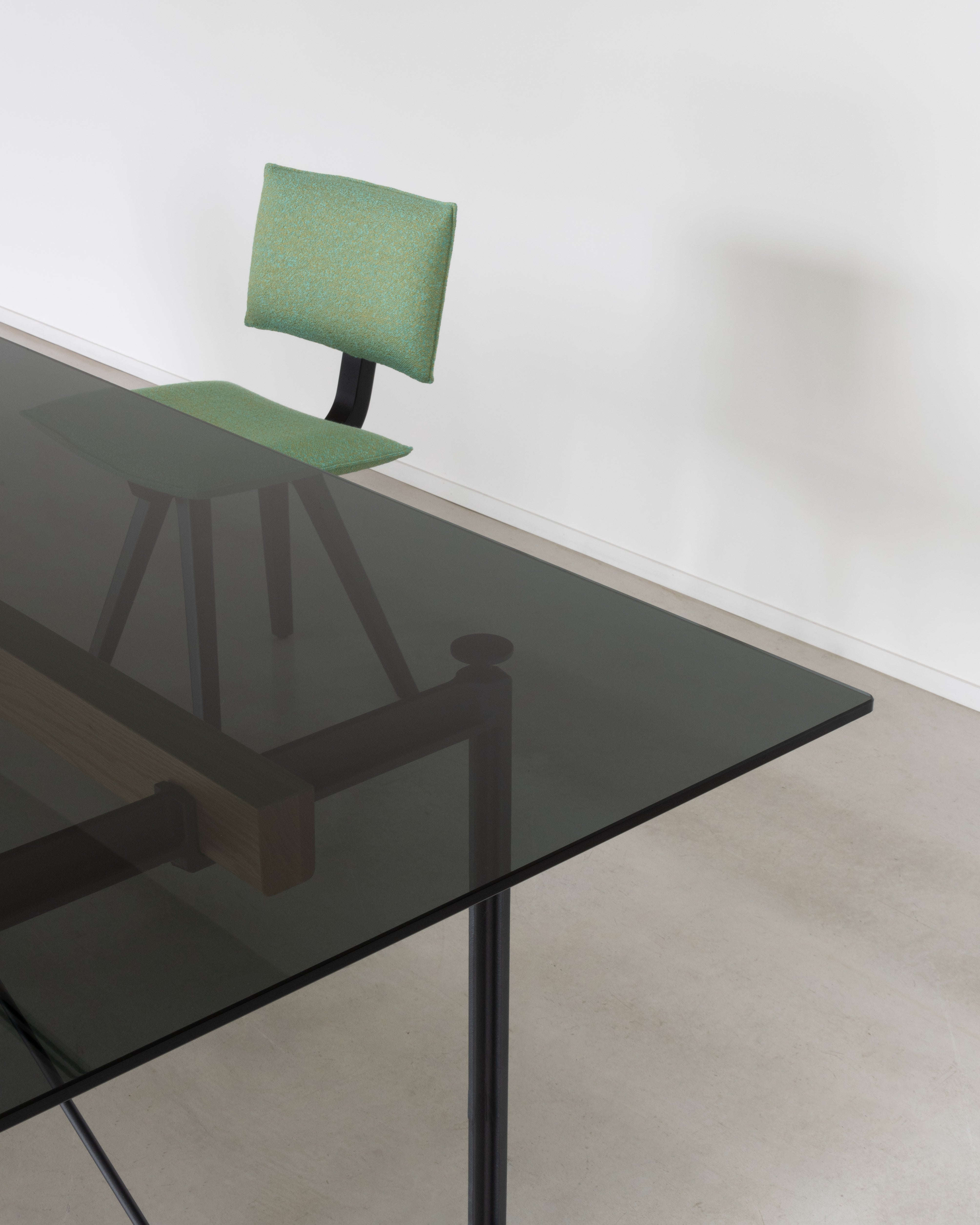 BRUT table with anthracite base
