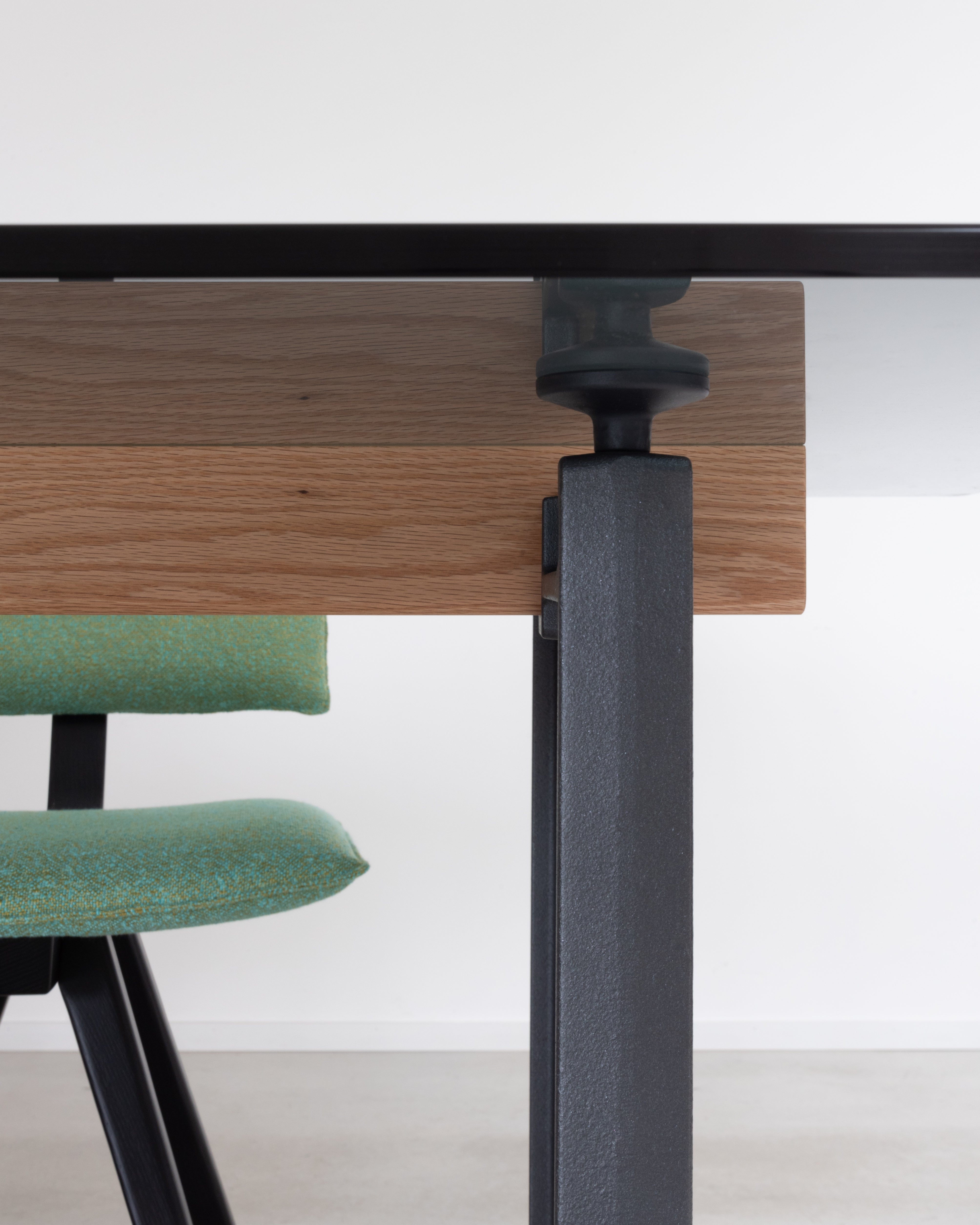 BRUT table with anthracite base