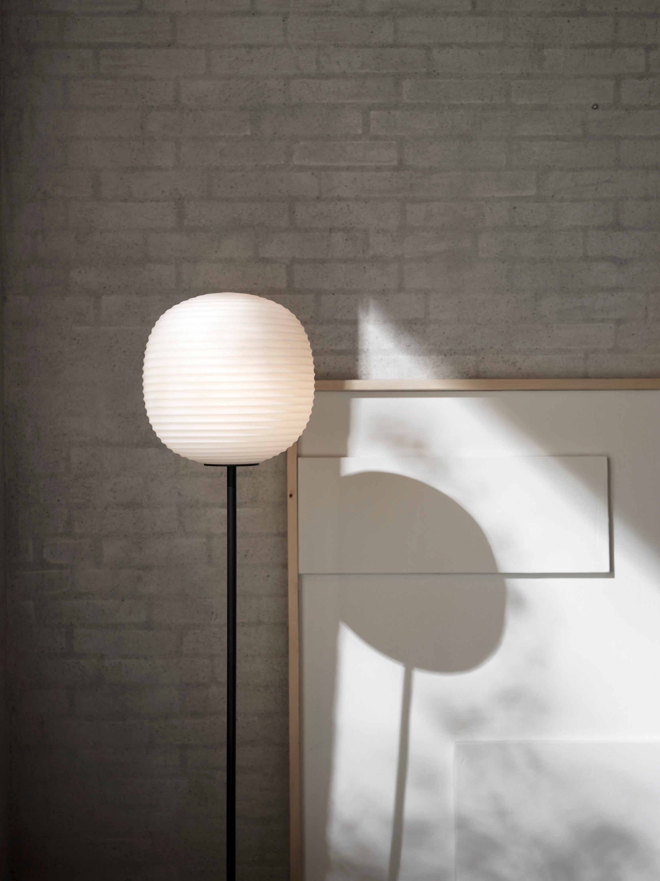 Lampa podłogowa LANTERN biały z czarną podstawą