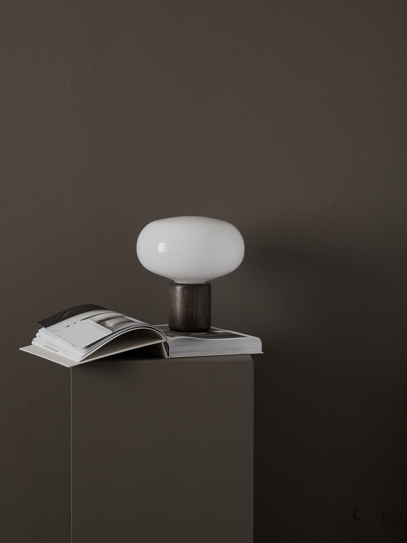 Lampa stołowa KARL-JOHAN opalizujące szkło z dymioną dębową podstawą