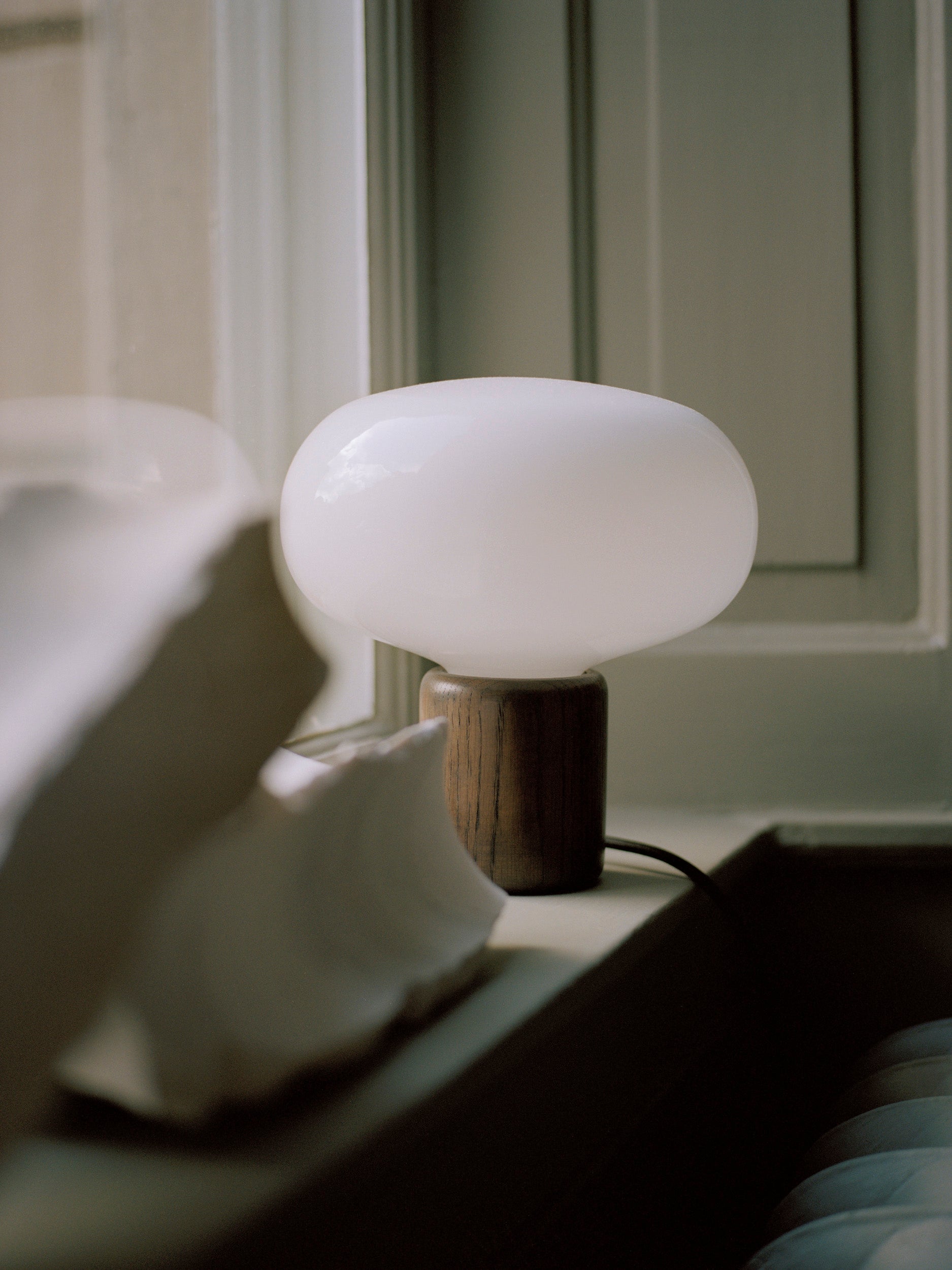 Lampa stołowa KARL-JOHAN opalizujące szkło z dymioną dębową podstawą