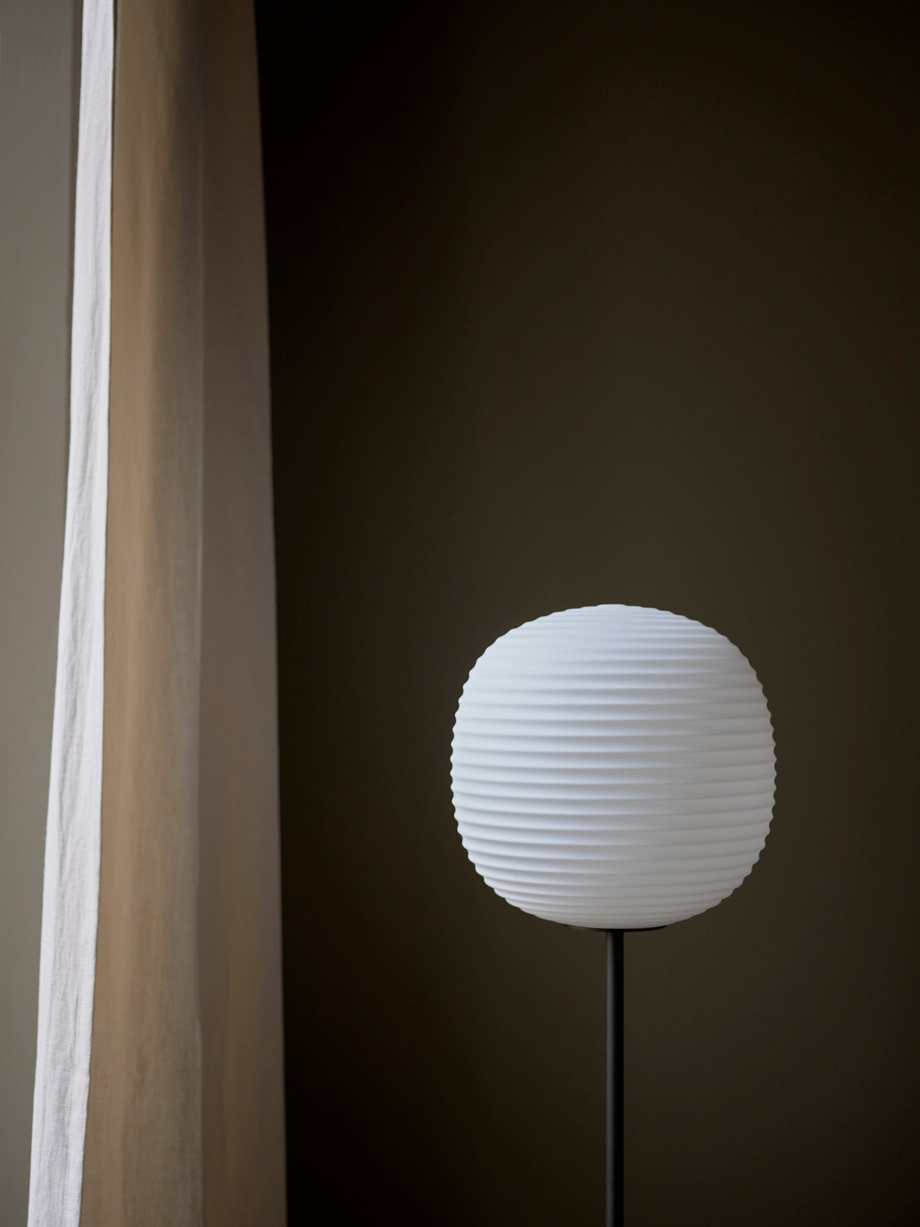 Lampa podłogowa LANTERN biały z czarną podstawą