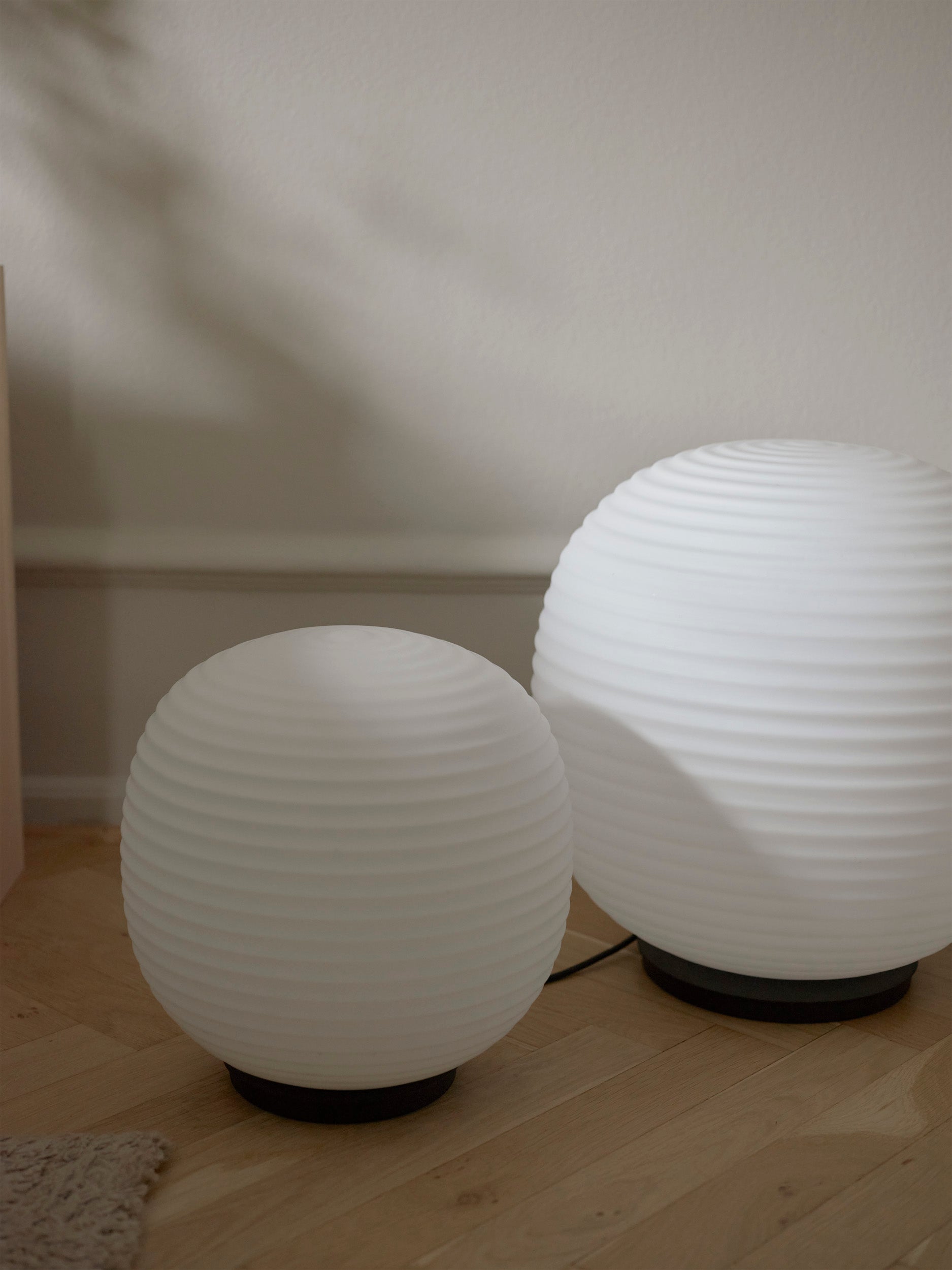 Lampa podłogowa LANTERN GLOBE biały z czarną podstawą