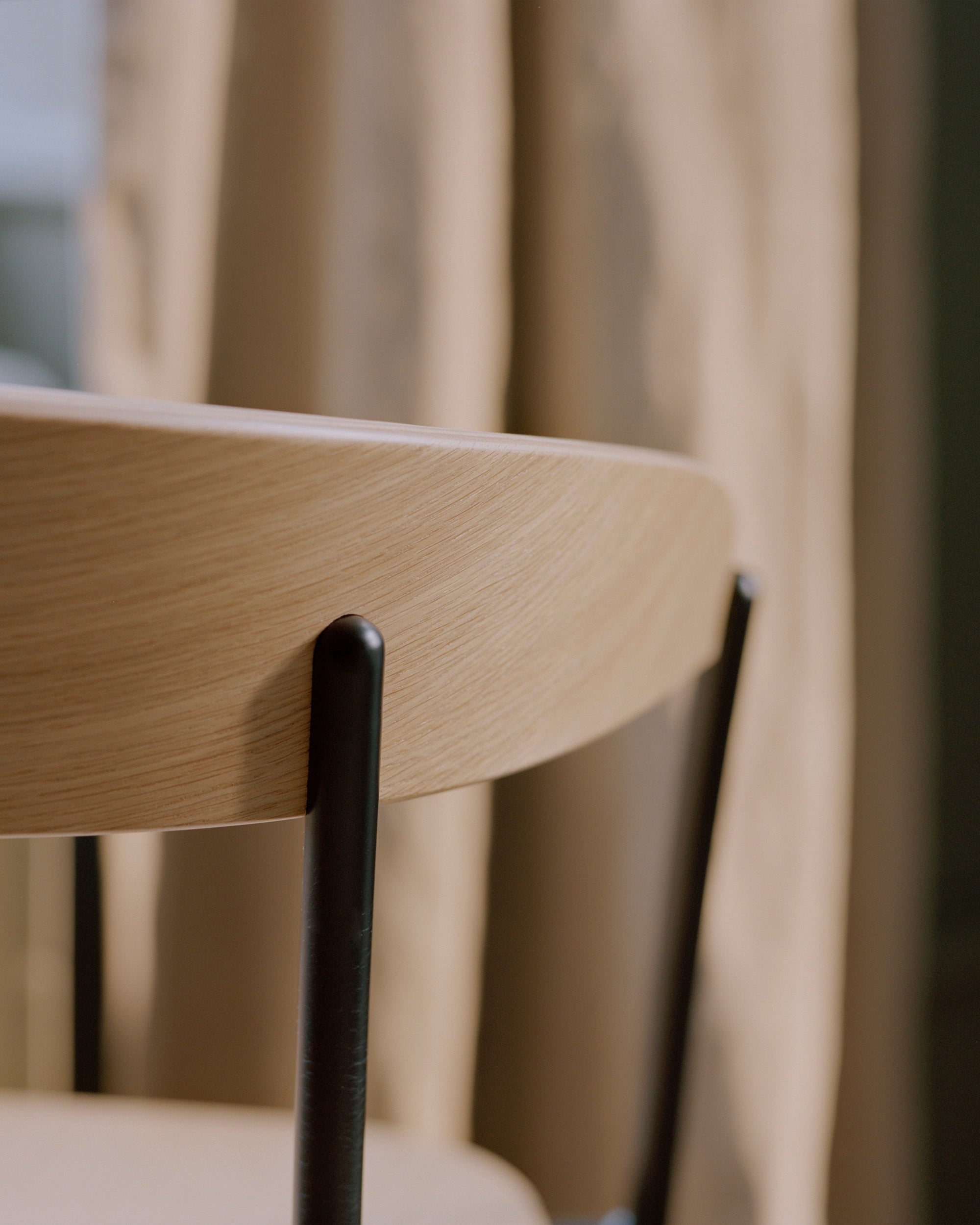 A chair with MISSING AREPHOUSTERS UPHOLSTEMED WITH Oak Veneer
