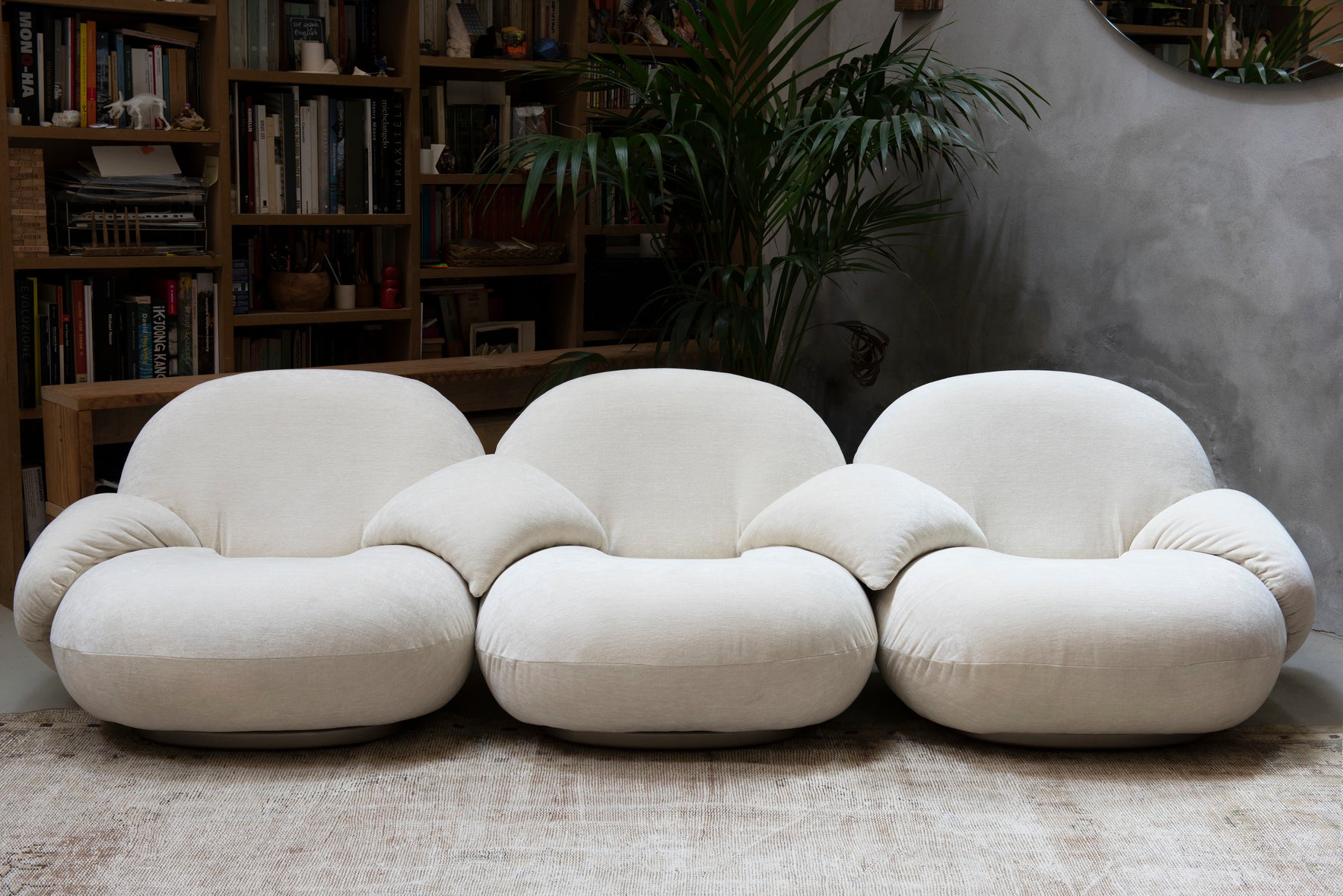 Sofa 3-osobowa PACHA tapicerowana z czarną podstawą