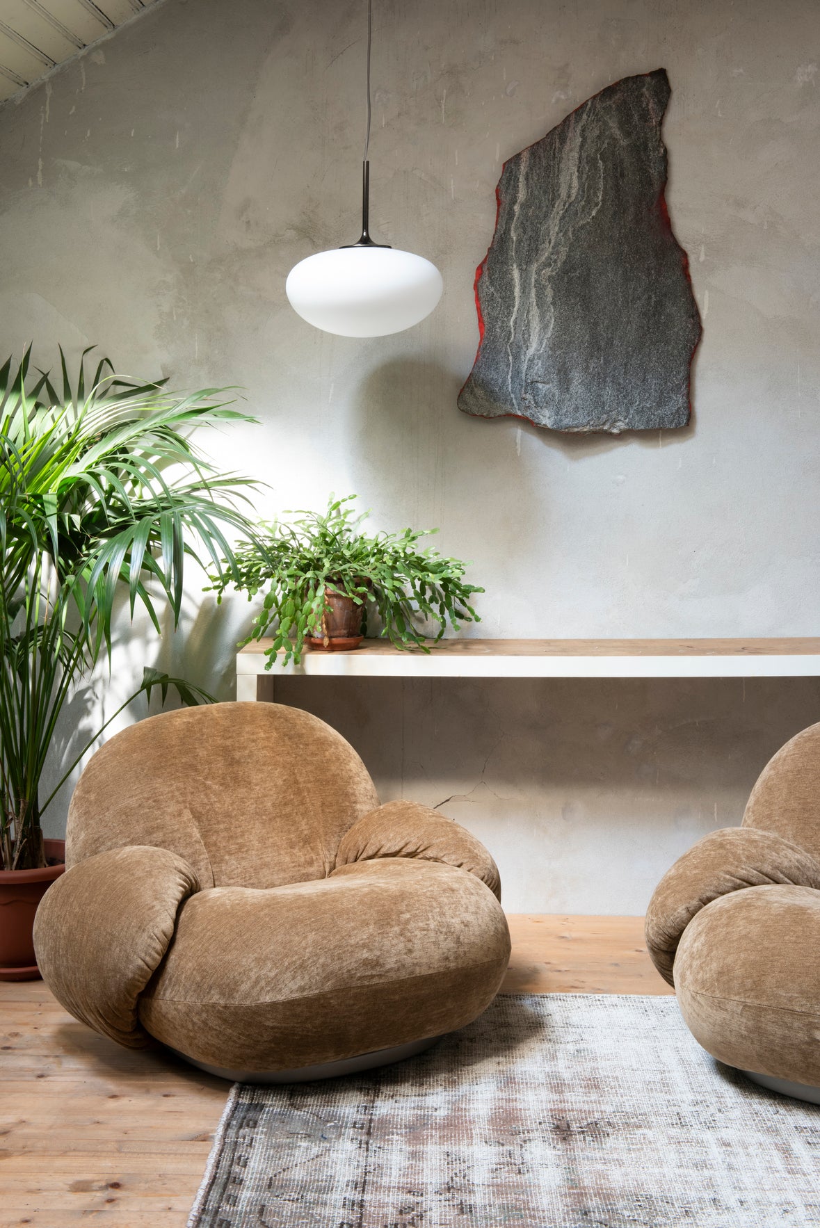 PACHA armchair upholstered with a gold base
