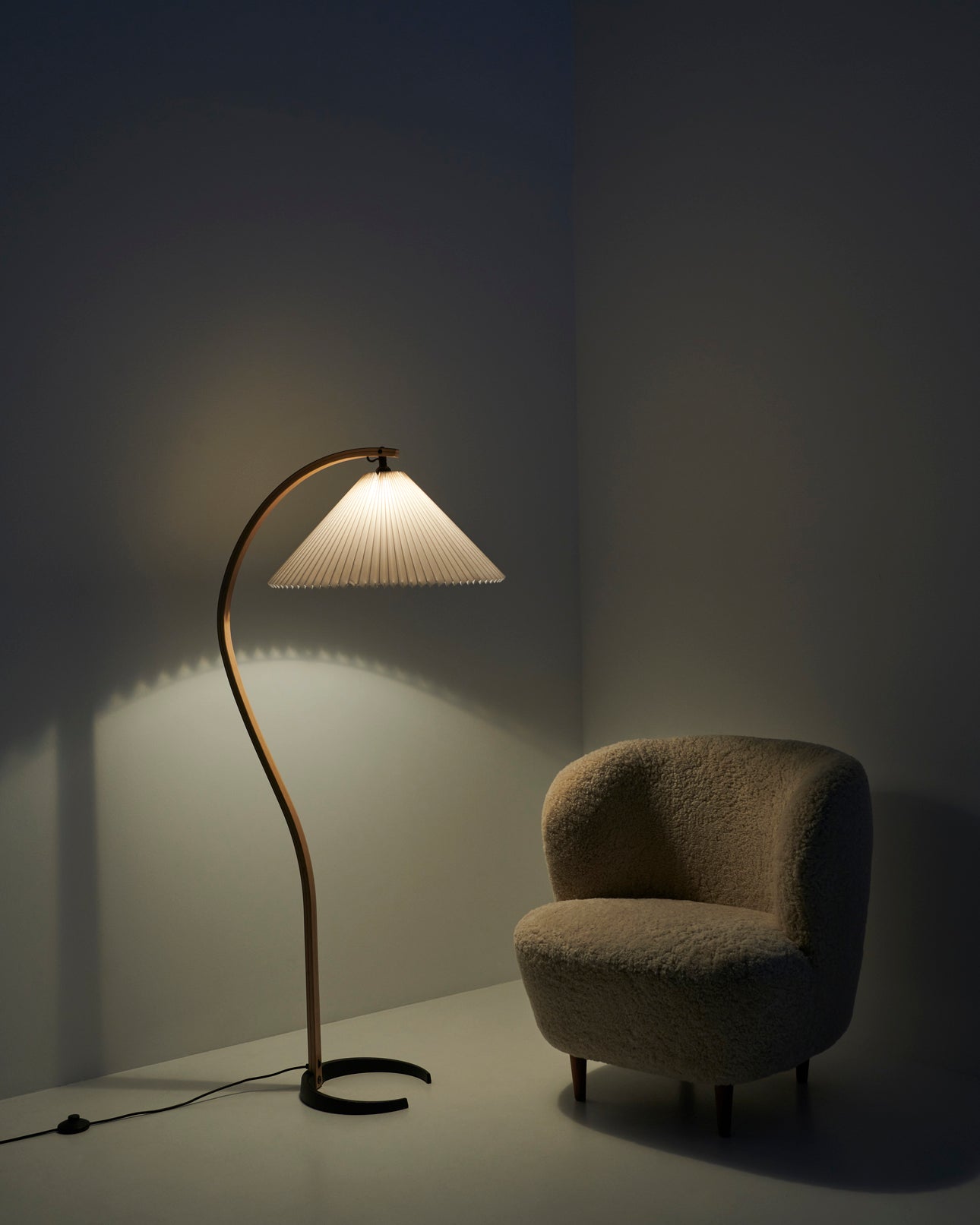 Lampa podłogowa do czytania TIMBERLINE drewno dębowe z białym kloszem