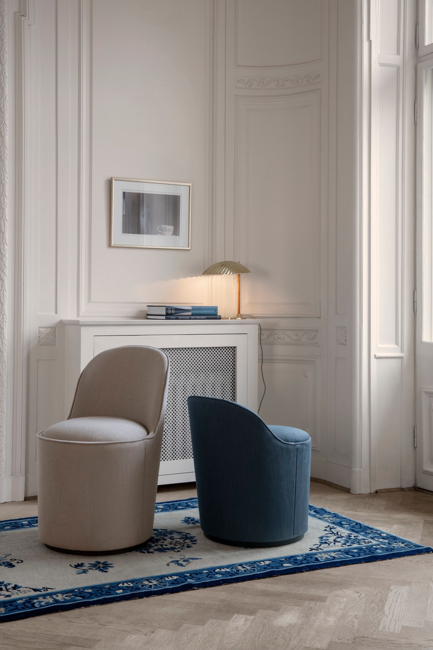 Upholstered TAIL armchair with a black base