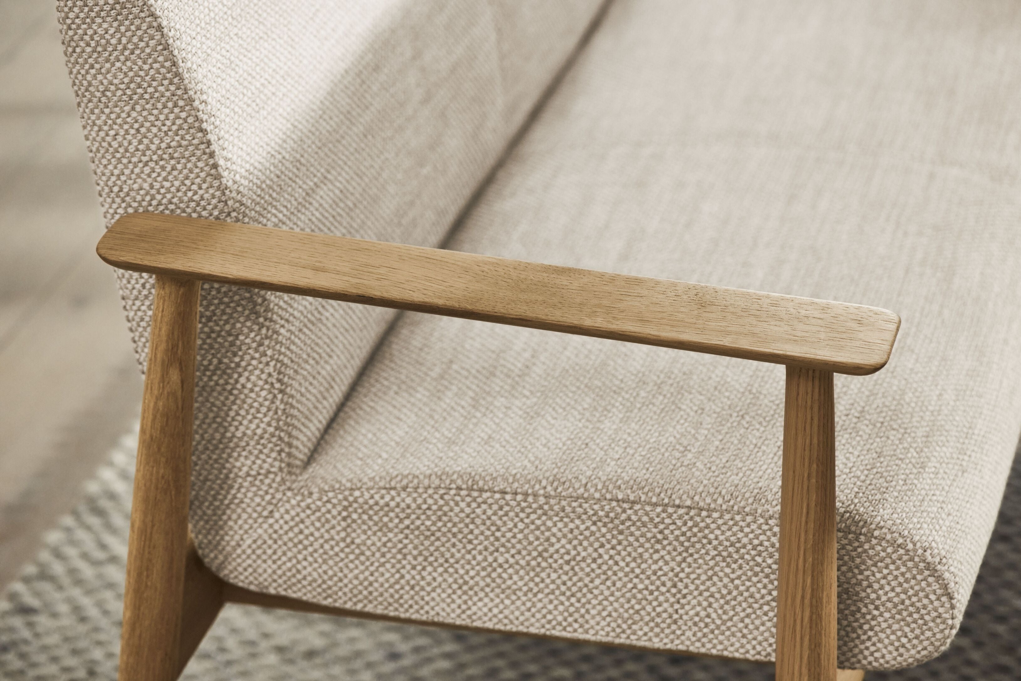 Visti gepolsterte Sofa -Basis aus dunklem Eichenholz